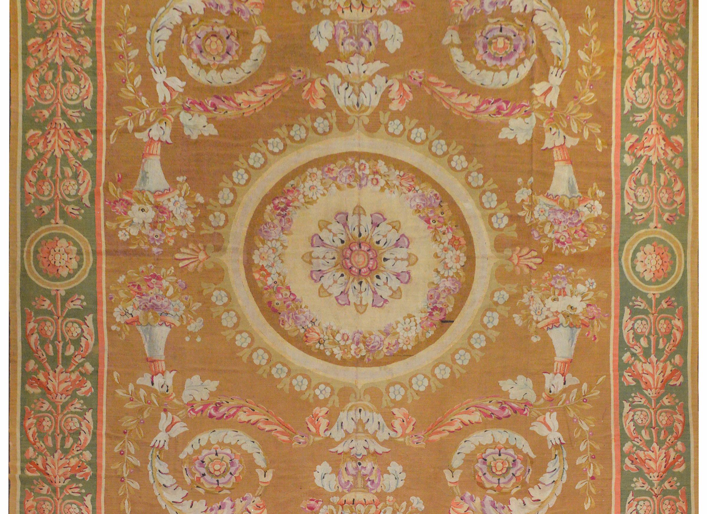 Remarquable tapis d'Aubusson français de la fin du XIXe siècle à motif classique contenant des feuilles d'acanthe et des bouquets floraux défilant autour d'un médaillon floral central entouré d'une bordure à motifs de feuilles d'acanthe et de fleurs.