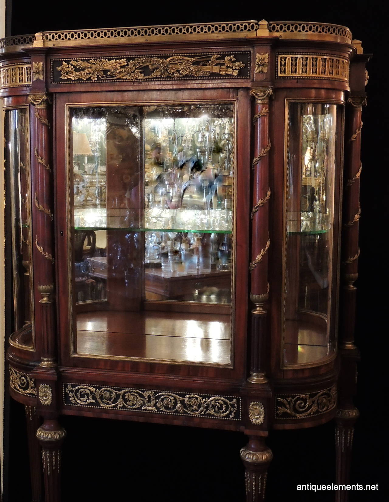 Outstanding 19th Century French Rosewood Ormolu Bronze Mounting Vitrine Curio In Good Condition For Sale In Roslyn, NY