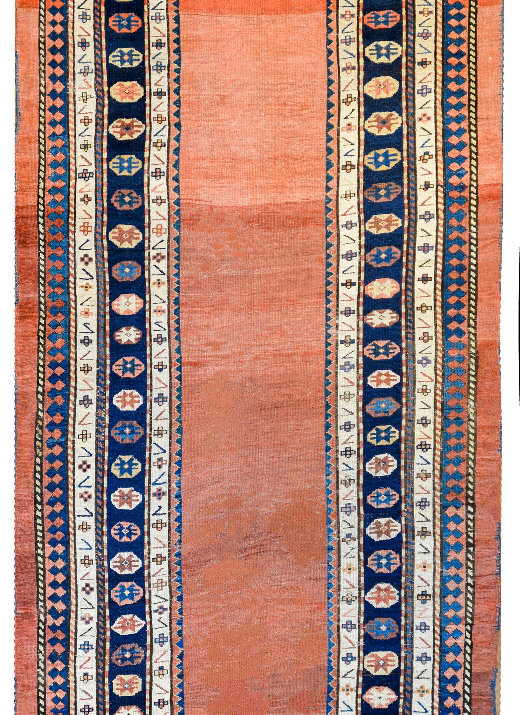 Ein hervorragender persischer Talish-Teppich aus dem späten 19. Jahrhundert mit einem breiten zentralen Feld aus karmesinroter Abraschwolle, umgeben von einer außergewöhnlichen Bordüre mit mehreren geometrischen und stilisierten floral gemusterten