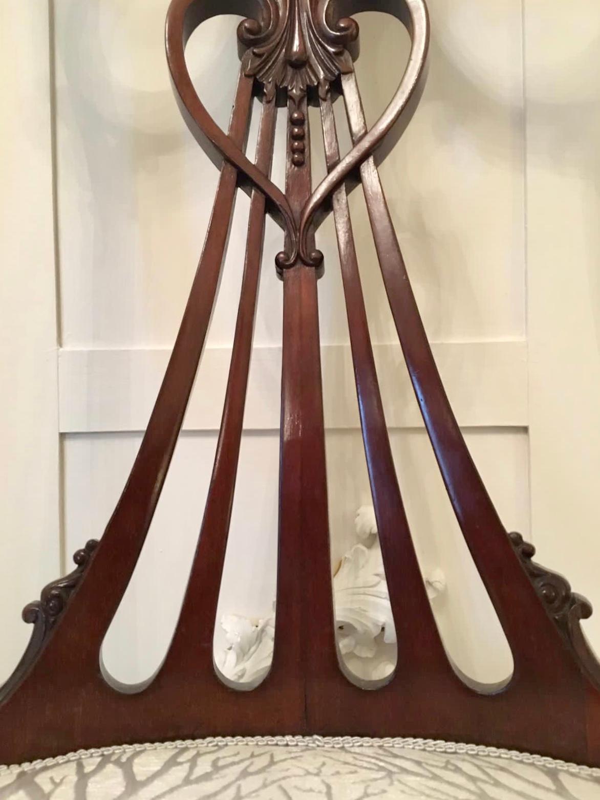 Victorien tardif Magnifique fauteuil victorien ancien du 19ème siècle en acajou incrusté en vente