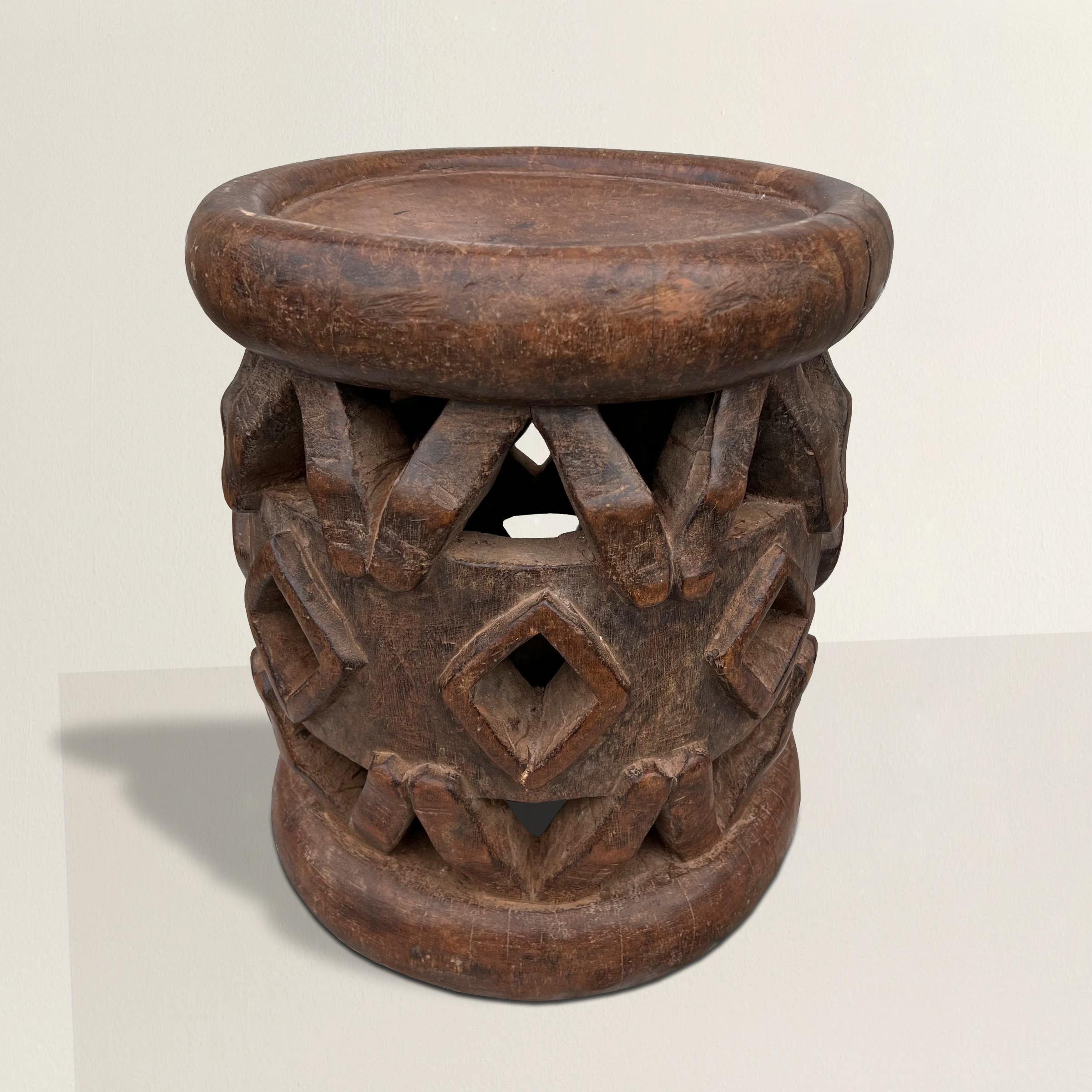 Un remarquable tabouret Bamileke du début du 20e siècle, sculpté à la main dans une seule pièce de bois avec un merveilleux motif géométrique, et avec la plus belle patine que seul le temps peut conférer. Le tabouret peut également faire office de