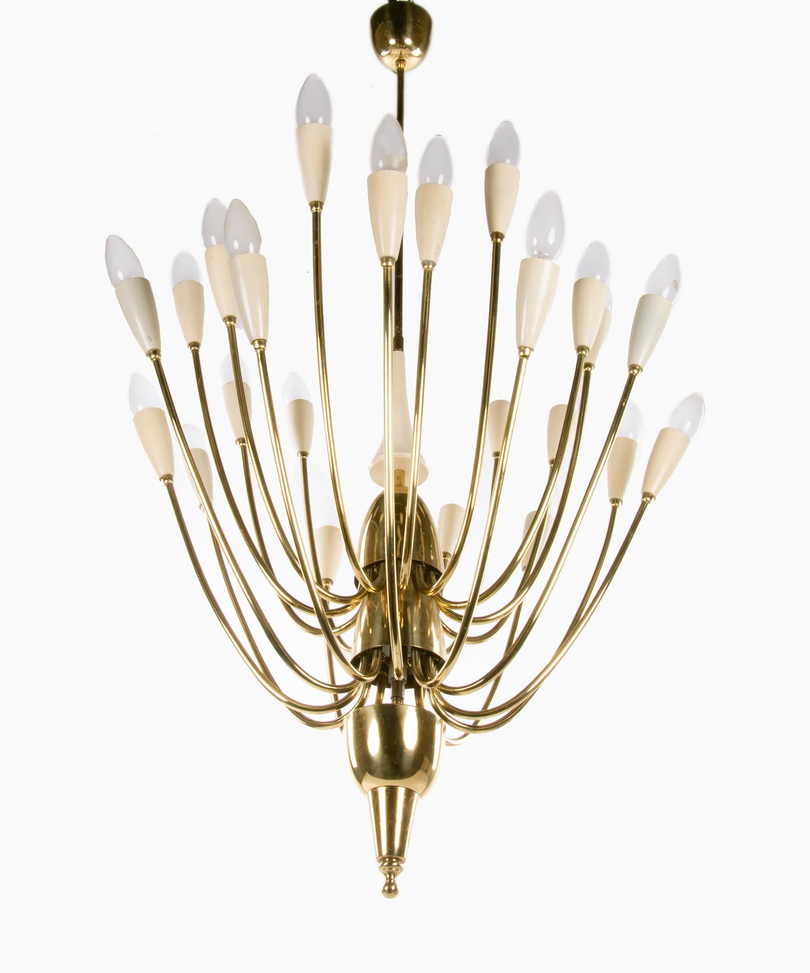 Elegante lampadario modernista a due livelli per hotel di metà secolo con struttura in ottone, 24 grandi bracci illuminati in ottone con finitura in smalto color crema, formati da un cerchio. La lampada è stata realizzata da Kalmar, in Austria,
