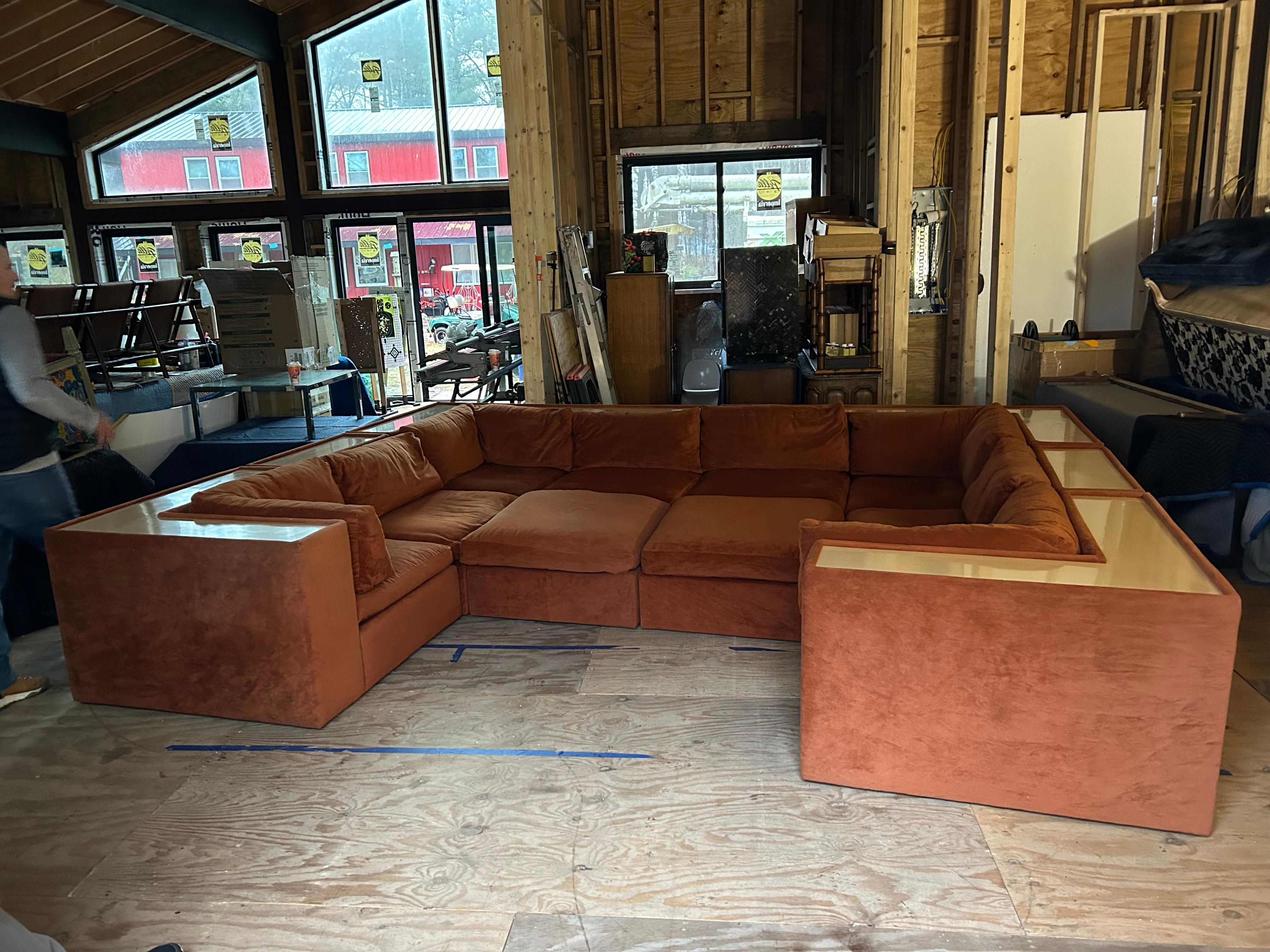 Magnifique sectionnelle cube 8 pièces de Milo Baughman pour Thayer.  Il s'agit du plus grand ensemble de ce très désirable et rare cube sectionnel que nous ayons jamais vu - parfait pour un grand plan d'étage ouvert.  Certaines pièces conservent