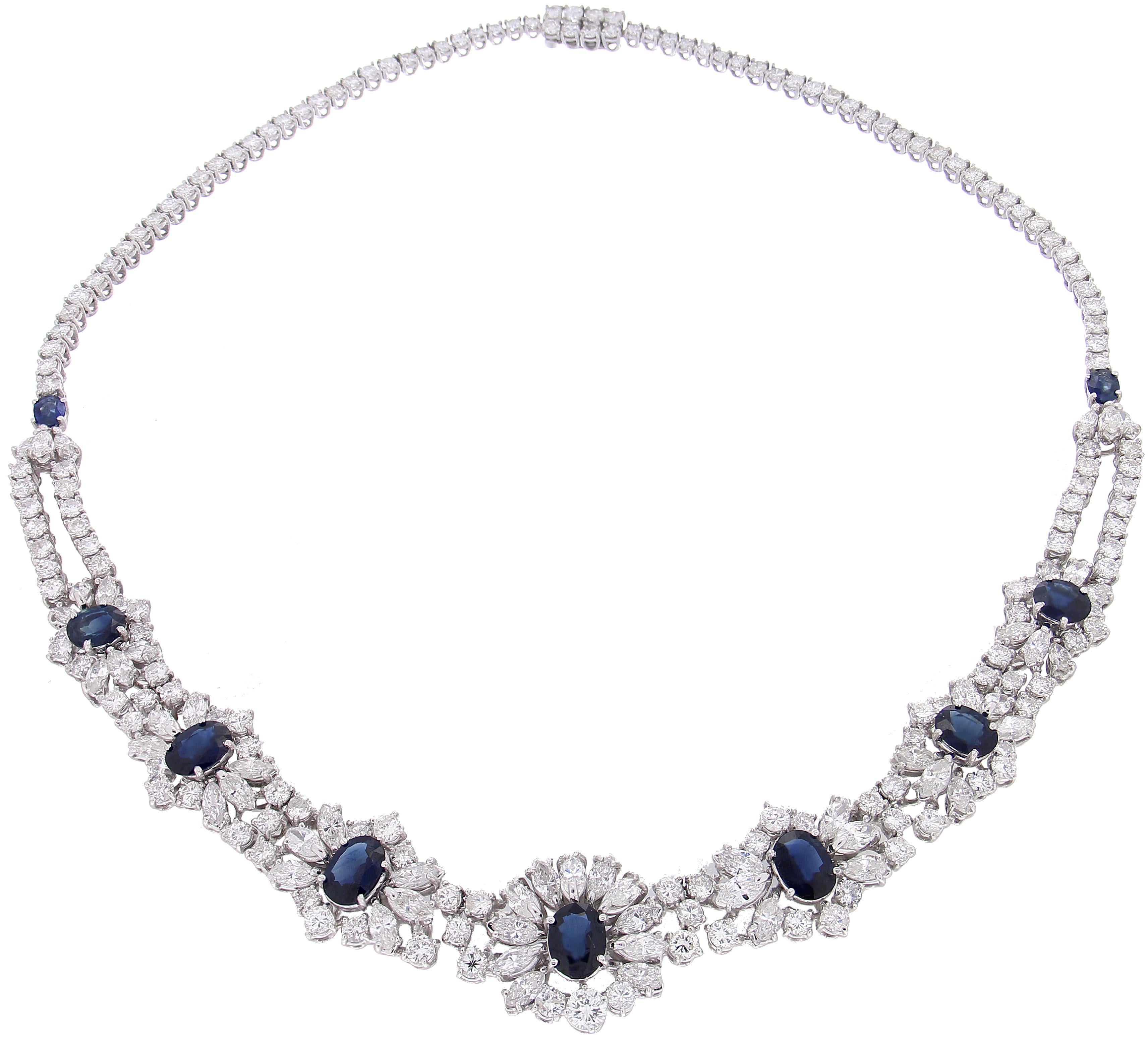 Halskette aus 18-karätigem Weißgold mit 9 blauen Saphiren im Ovalschliff (10,40 ct), natürlichen weißen Brillanten (12,41 ct) und Diamanten im Marquise-Schliff (9,60 ct)

Willkommen in unserer Schmuckkollektion, in der jedes Stück eine Geschichte