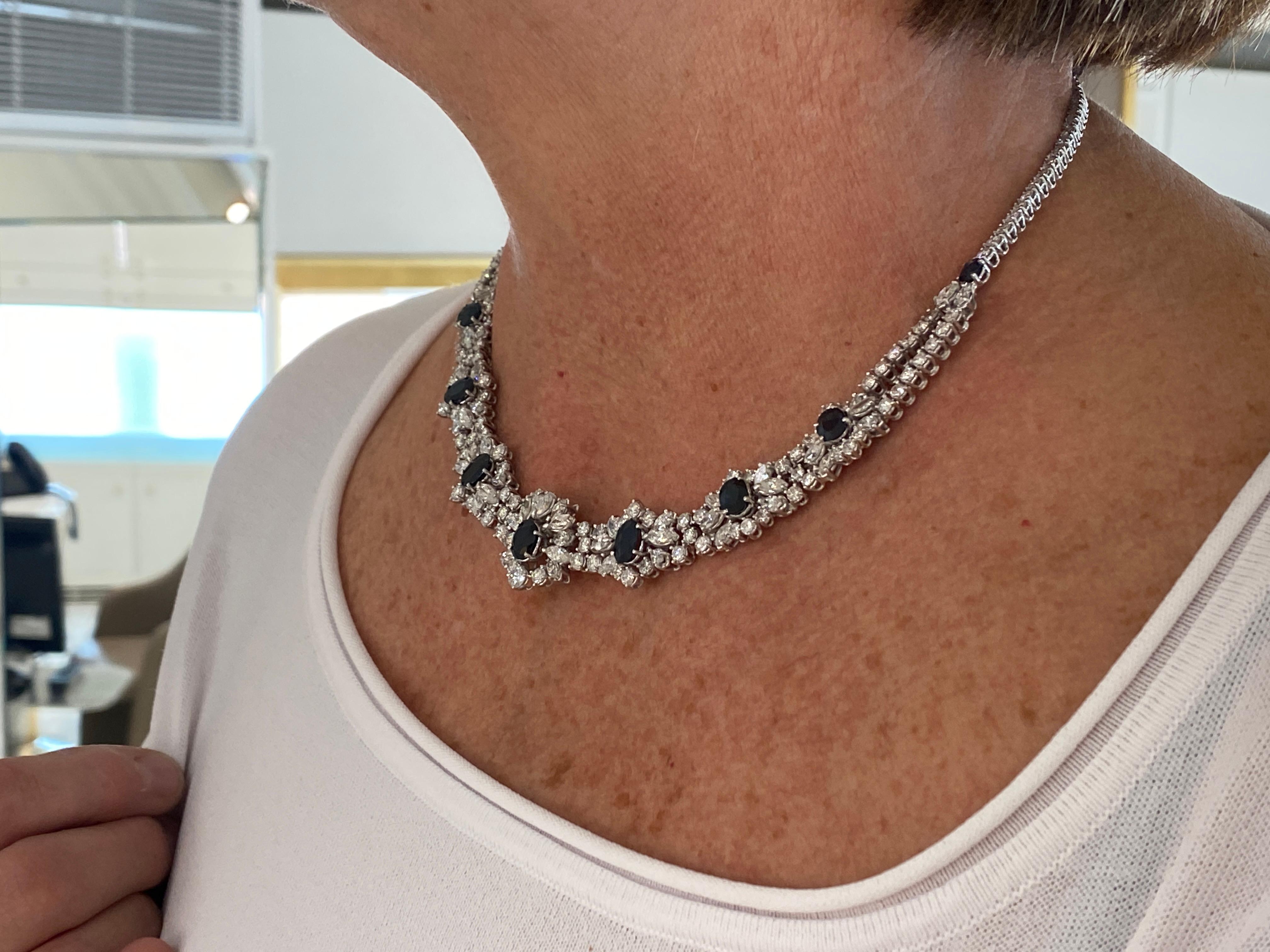 Hervorragende AIG 18Kt Halskette mit 22,01 Karat weißen Diamanten und 10,40 Karat blauen Saphiren (Brillantschliff)