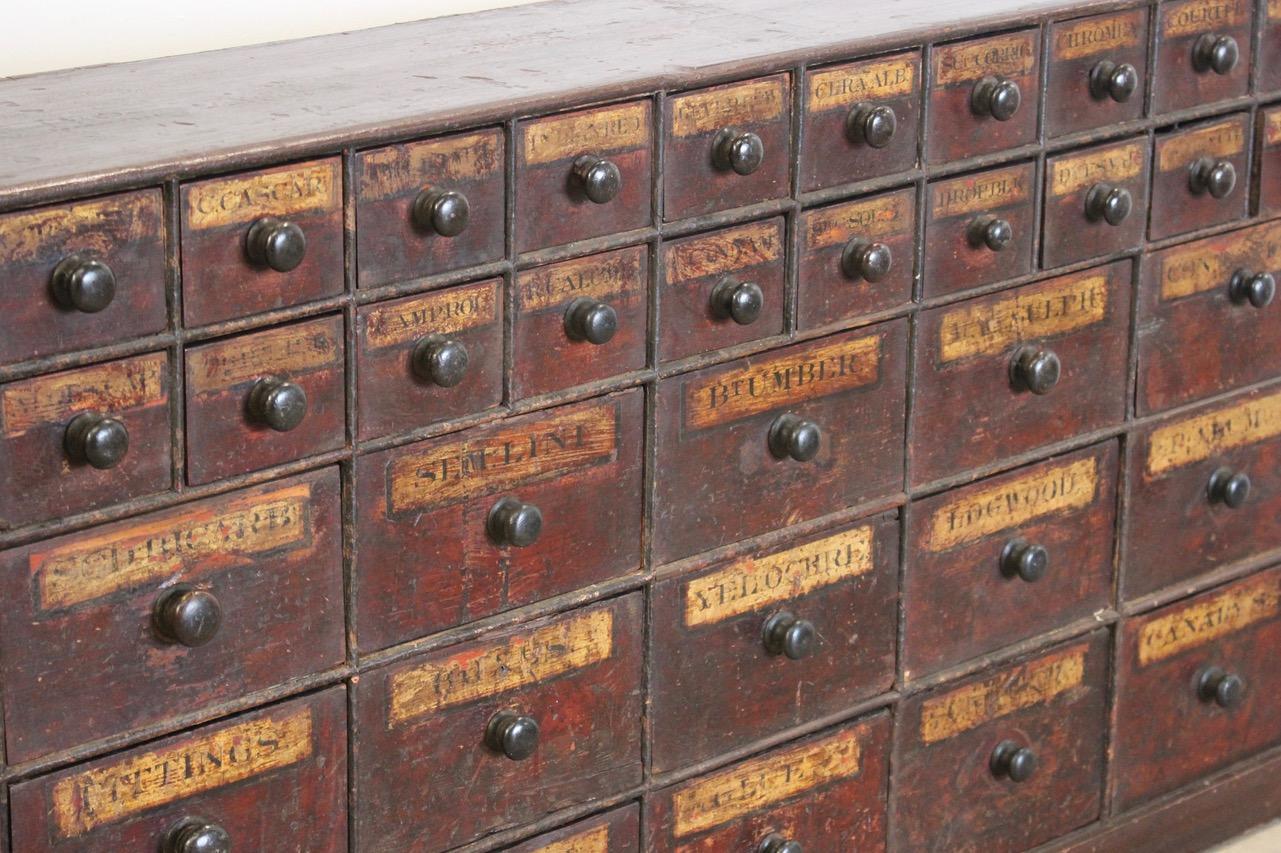 Outstanding 19th century English bank of faux mahogany and ebonised chemist drawers 


A superb 19th century wonderfully decorative and useful English bank of chemist drawers, painted in faux mahogany comprising 24 small drawers above 18 larger