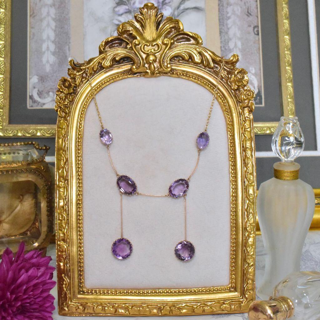 L'une des plus belles demi-parures antiques en parfait état que nous ayons eu le plaisir de proposer.

Fabriqué en or rose 9ct et conçu comme un style populaire au tournant du siècle et à l'époque de l'Art déco - la Négligée - qui est un collier de