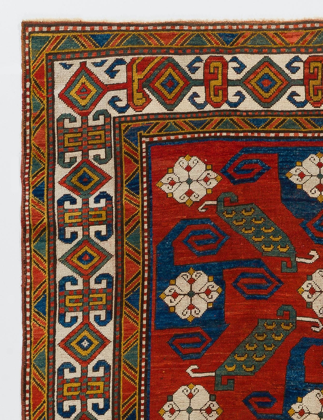 Seltener antiker kaukasischer Pinwheel-Kazak-Teppich in gut erhaltenem Zustand, original wie gefunden. Nur Wolle und natürliche Farbstoffe. 
Provenienz: Eine Privatsammlung im Vereinigten Königreich.
CIRCA 1870