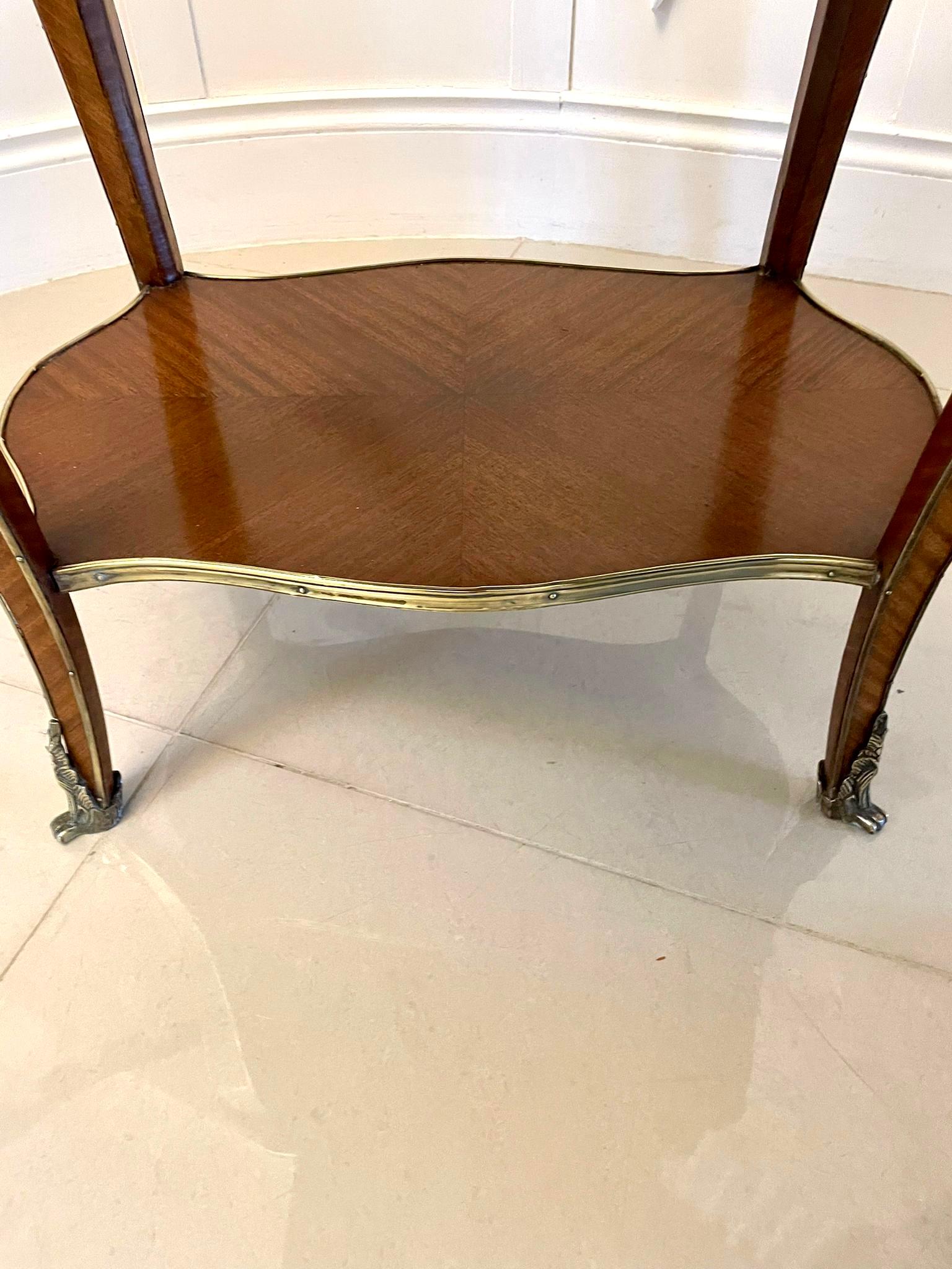 Table centrale française d'antiquités exceptionnelle en bois de violette et ornementation de bronze doré, autoportante en vente 3