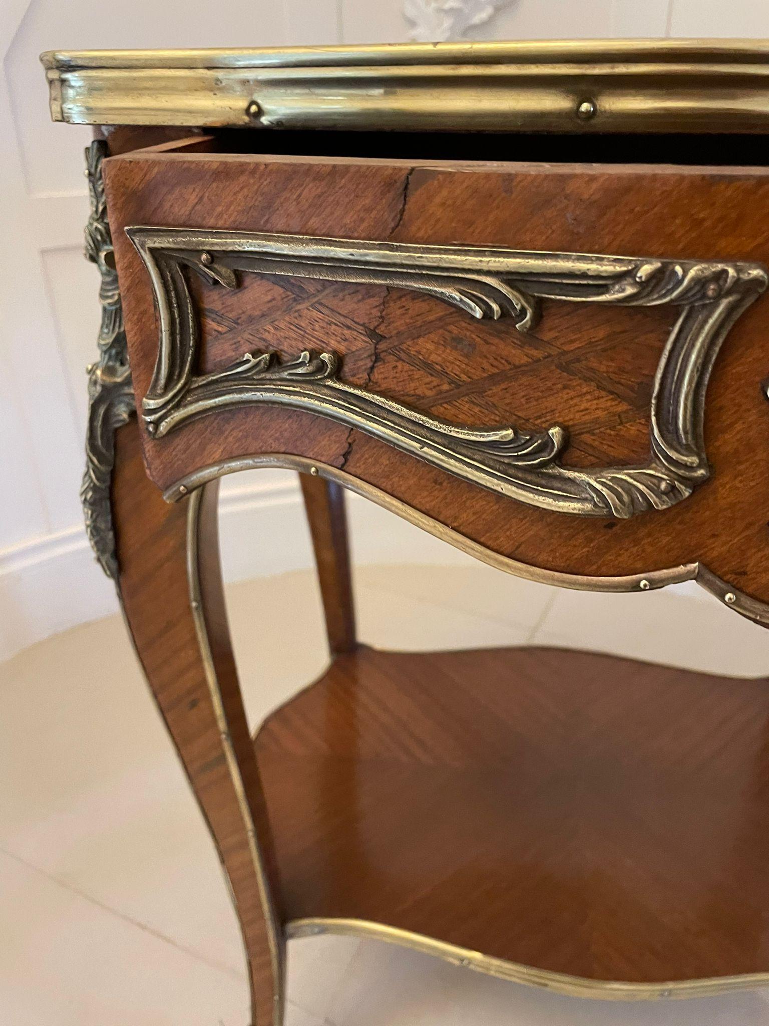 Table centrale française d'antiquités exceptionnelle en bois de violette et ornementation de bronze doré, autoportante en vente 5