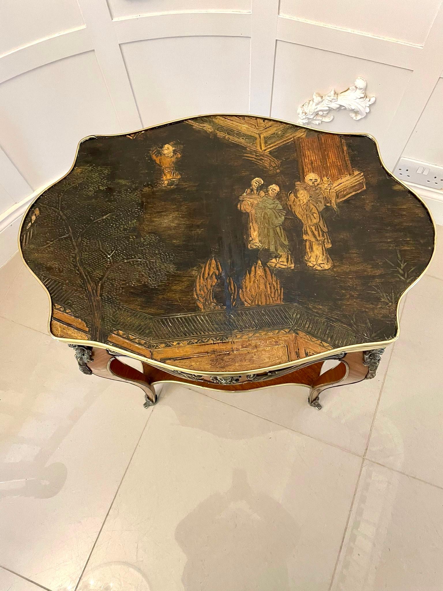 Table centrale française d'antiquités exceptionnelle en bois de violette et ornementation de bronze doré, autoportante Bon état - En vente à Suffolk, GB