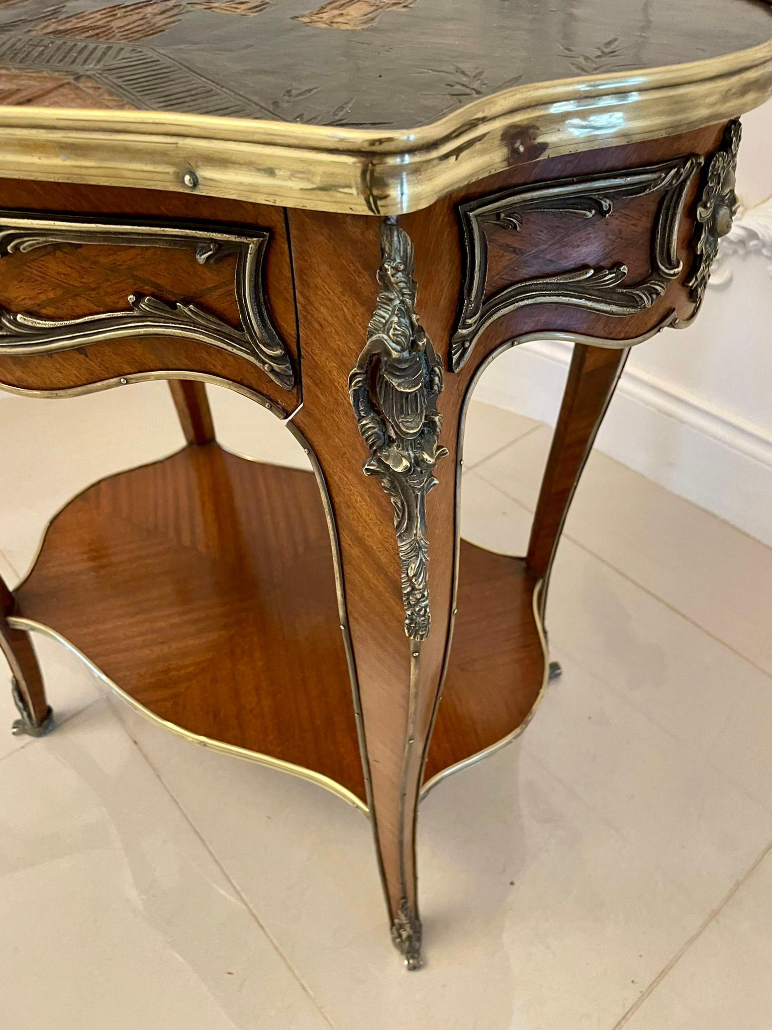 Bronze doré Table centrale française d'antiquités exceptionnelle en bois de violette et ornementation de bronze doré, autoportante en vente