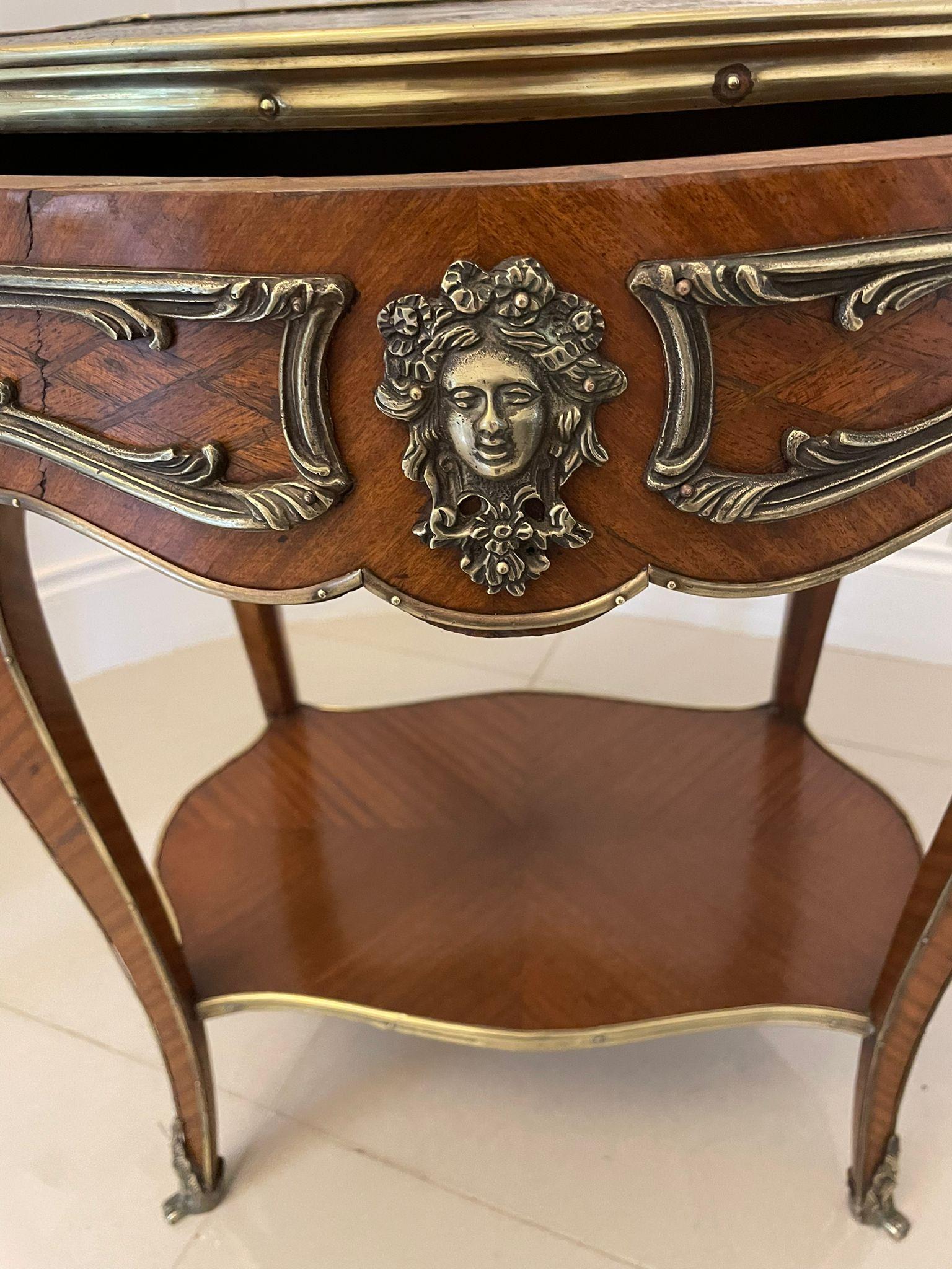 Table centrale française d'antiquités exceptionnelle en bois de violette et ornementation de bronze doré, autoportante en vente 1