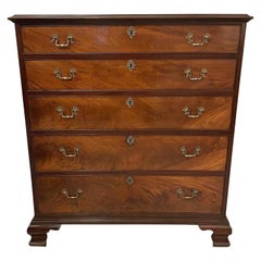 Magnifique commode haute ancienne en acajou figuré de style George III à cinq tiroirs