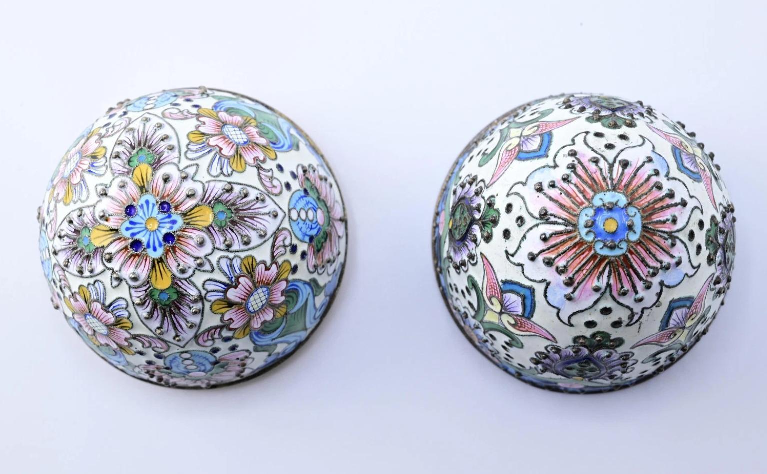 Extraordinario Huevo Ruso Antiguo de Plata Esmaltada con Detalles Florales 4
