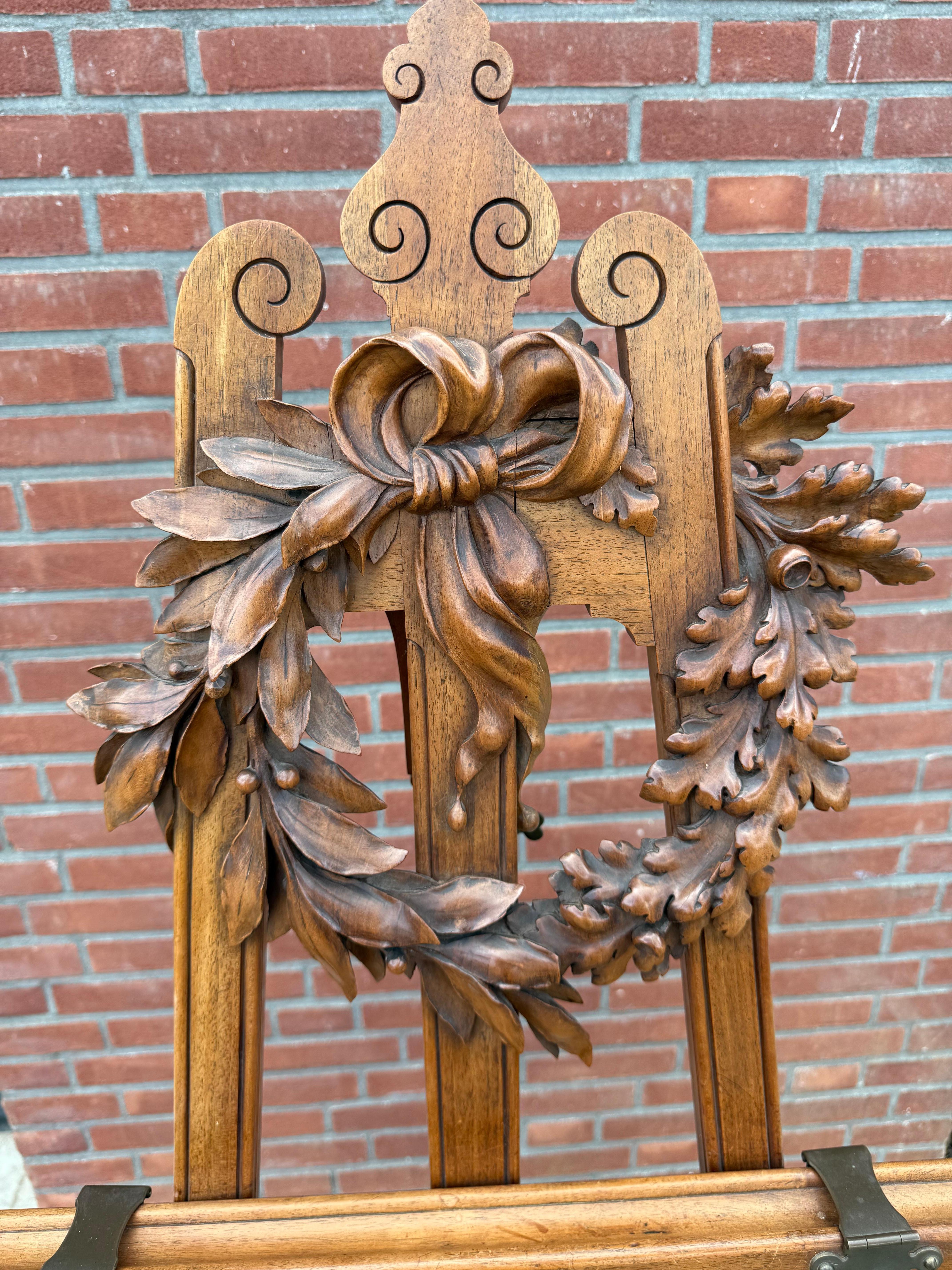 Magnifique chevalet ancien de studio ou de galerie / présentoir à dessin avec couronne en vente 4