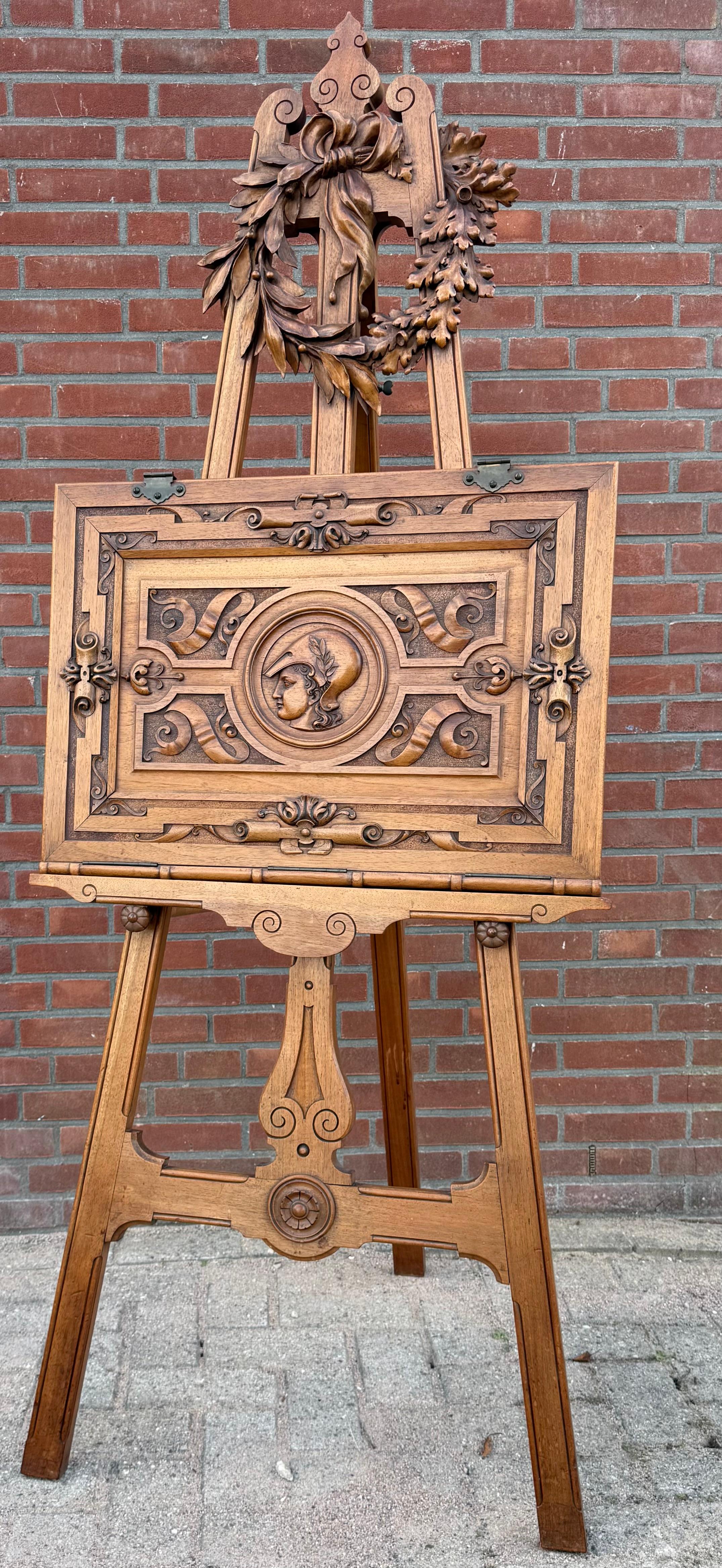Européen Magnifique chevalet ancien de studio ou de galerie / présentoir à dessin avec couronne en vente