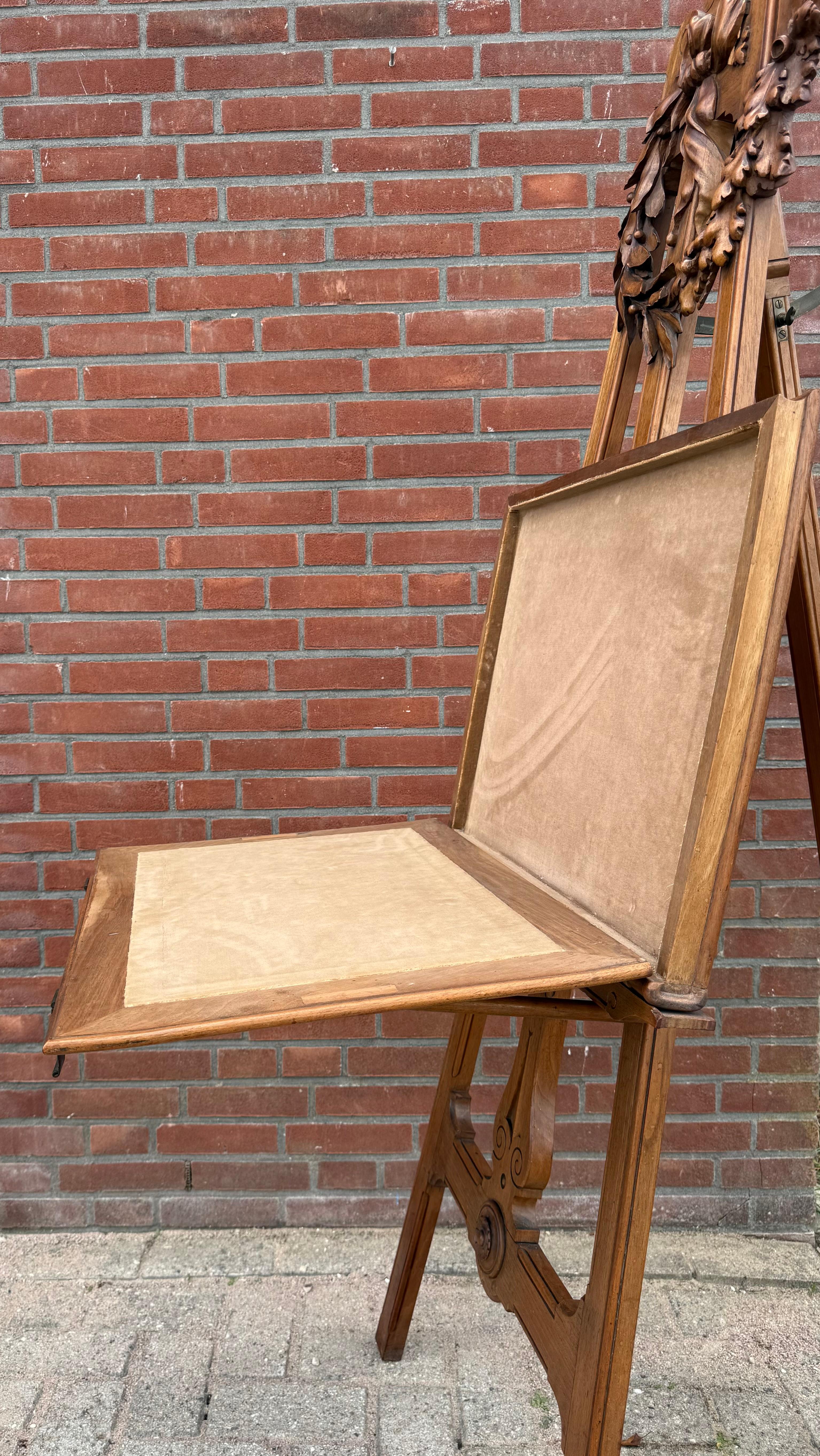 Magnifique chevalet ancien de studio ou de galerie / présentoir à dessin avec couronne Bon état - En vente à Lisse, NL