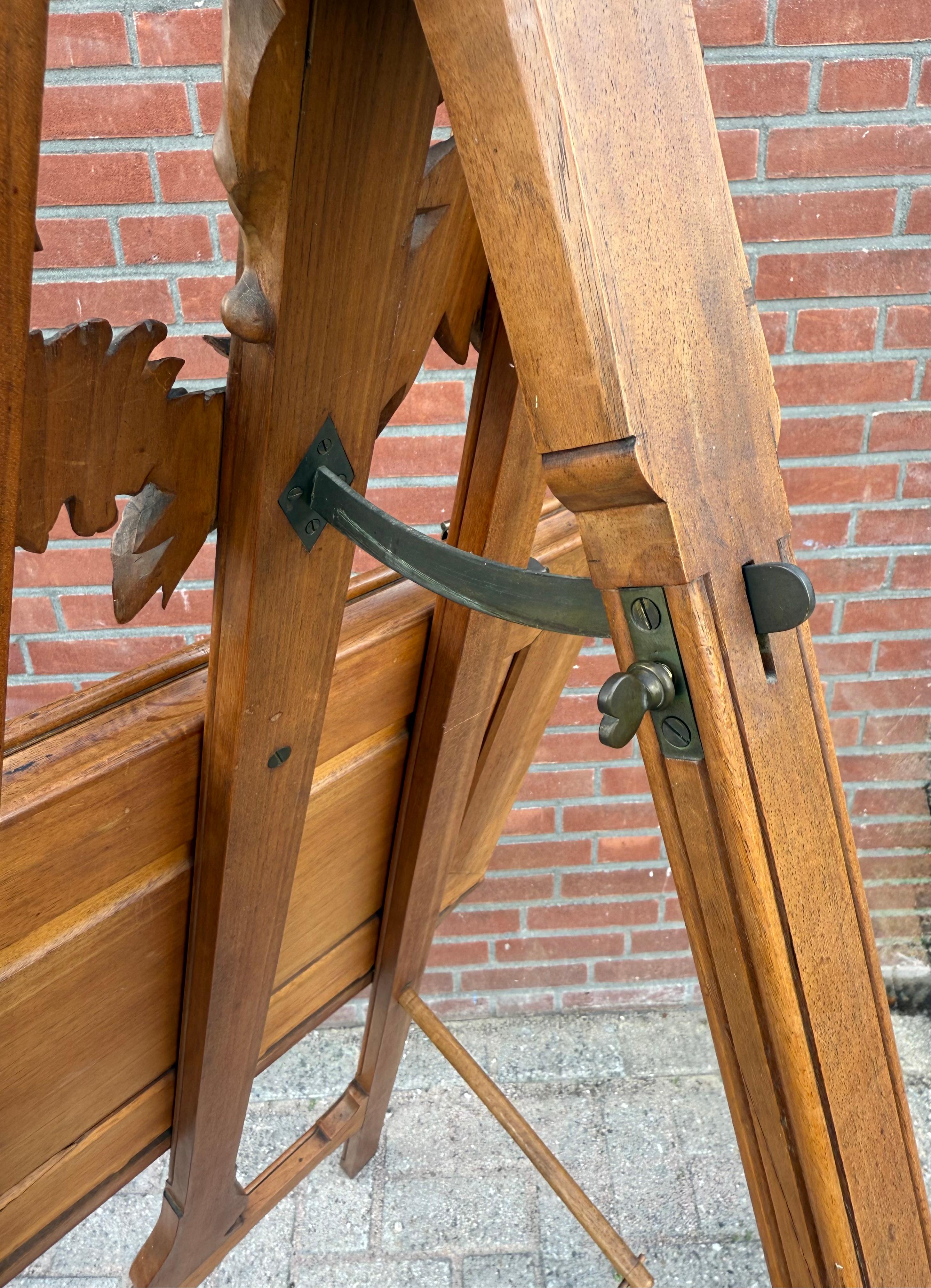 Magnifique chevalet ancien de studio ou de galerie / présentoir à dessin avec couronne en vente 1
