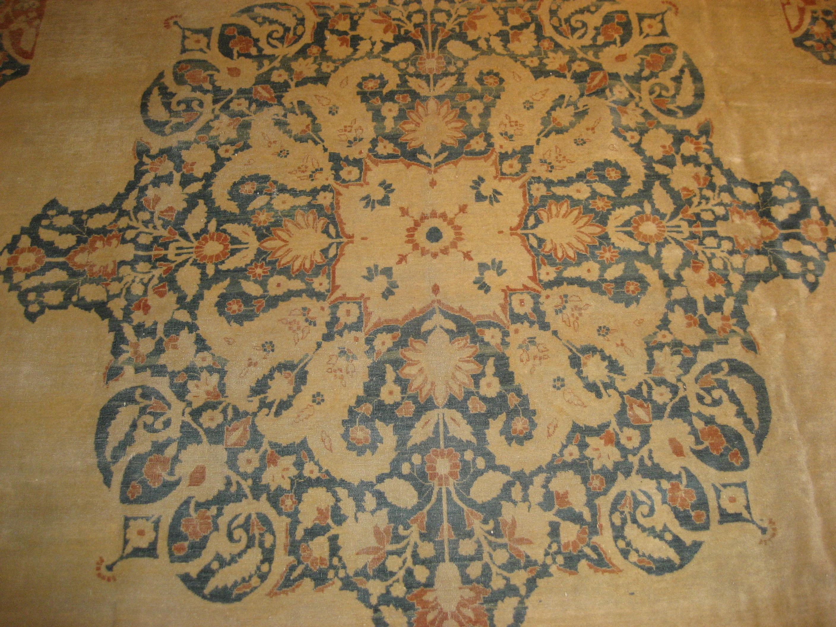 Hervorragender antiker Hadji-Jalili-Werkstattteppich aus Täbris in Butterscotch und Teal  im Angebot 2