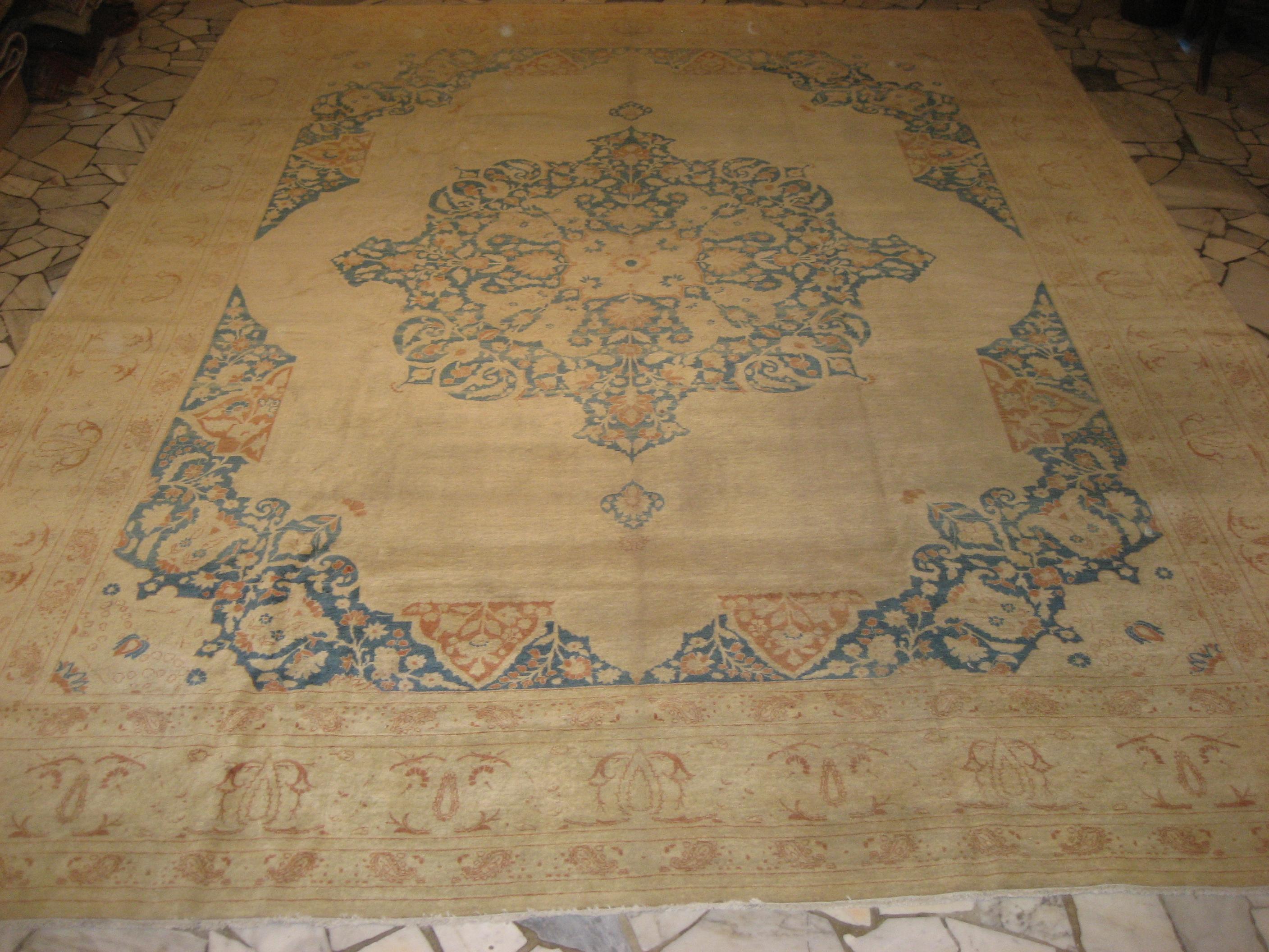Nur sehr selten kann man einen Teppich mit relativer Sicherheit der fast mythischen Werkstatt von Hadji Jalili zuordnen, zumal diese Teppiche nie signiert oder durch irgendeine Art von Inschrift verschönert wurden. Der charakteristische Stil liegt