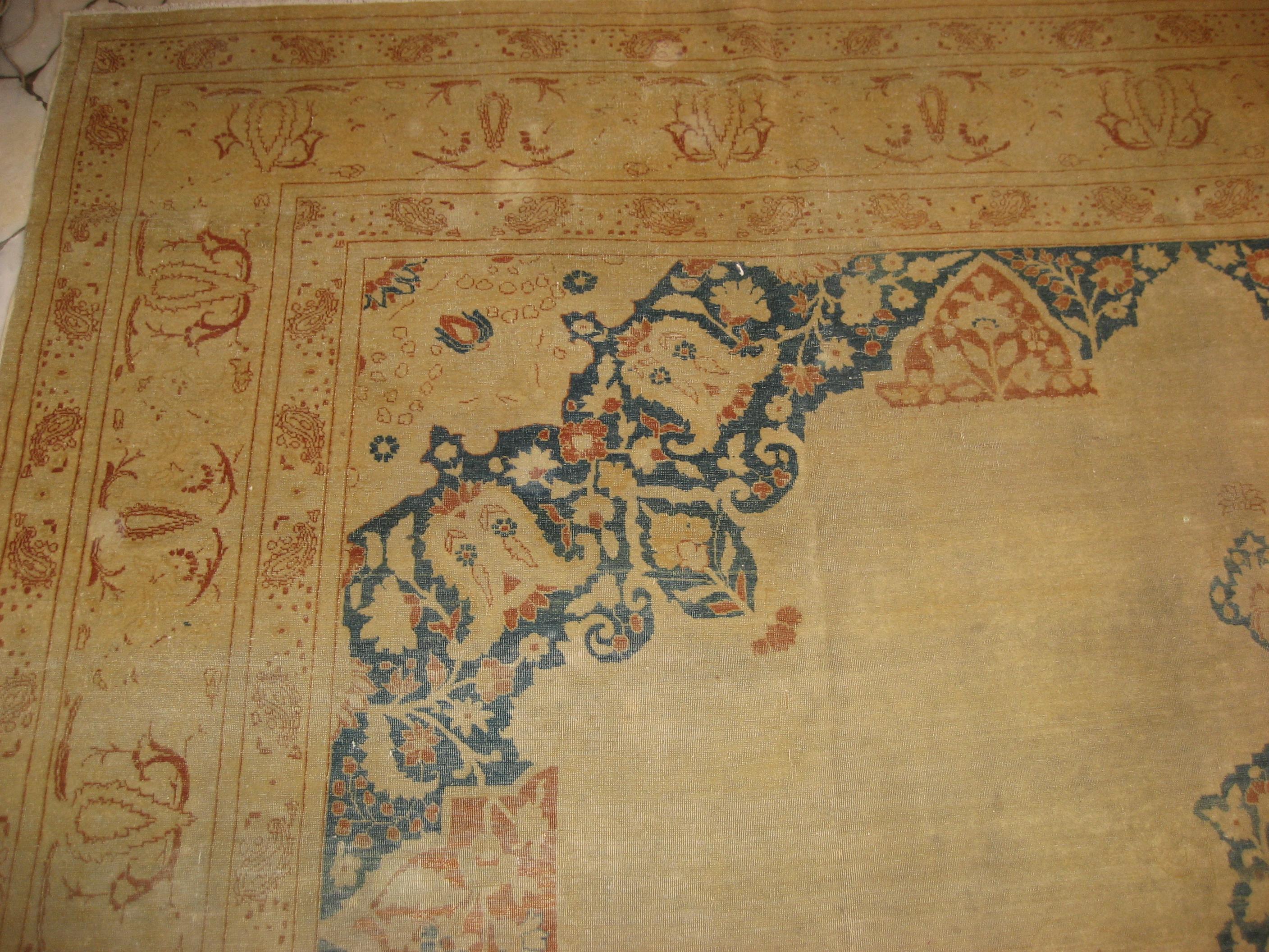 Hervorragender antiker Hadji-Jalili-Werkstattteppich aus Täbris in Butterscotch und Teal  (Tabriz) im Angebot