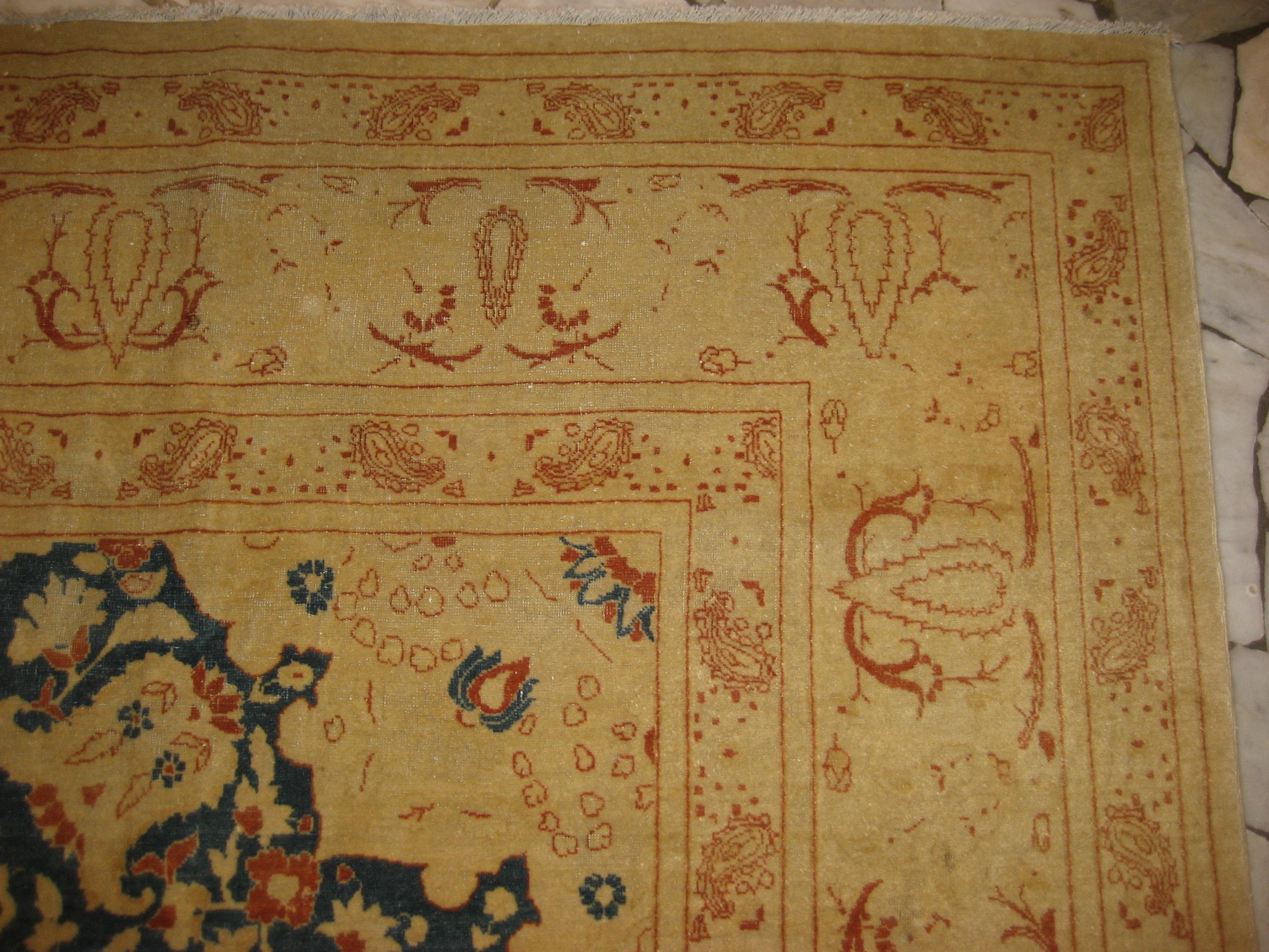 Hervorragender antiker Hadji-Jalili-Werkstattteppich aus Täbris in Butterscotch und Teal  (Handgeknüpft) im Angebot