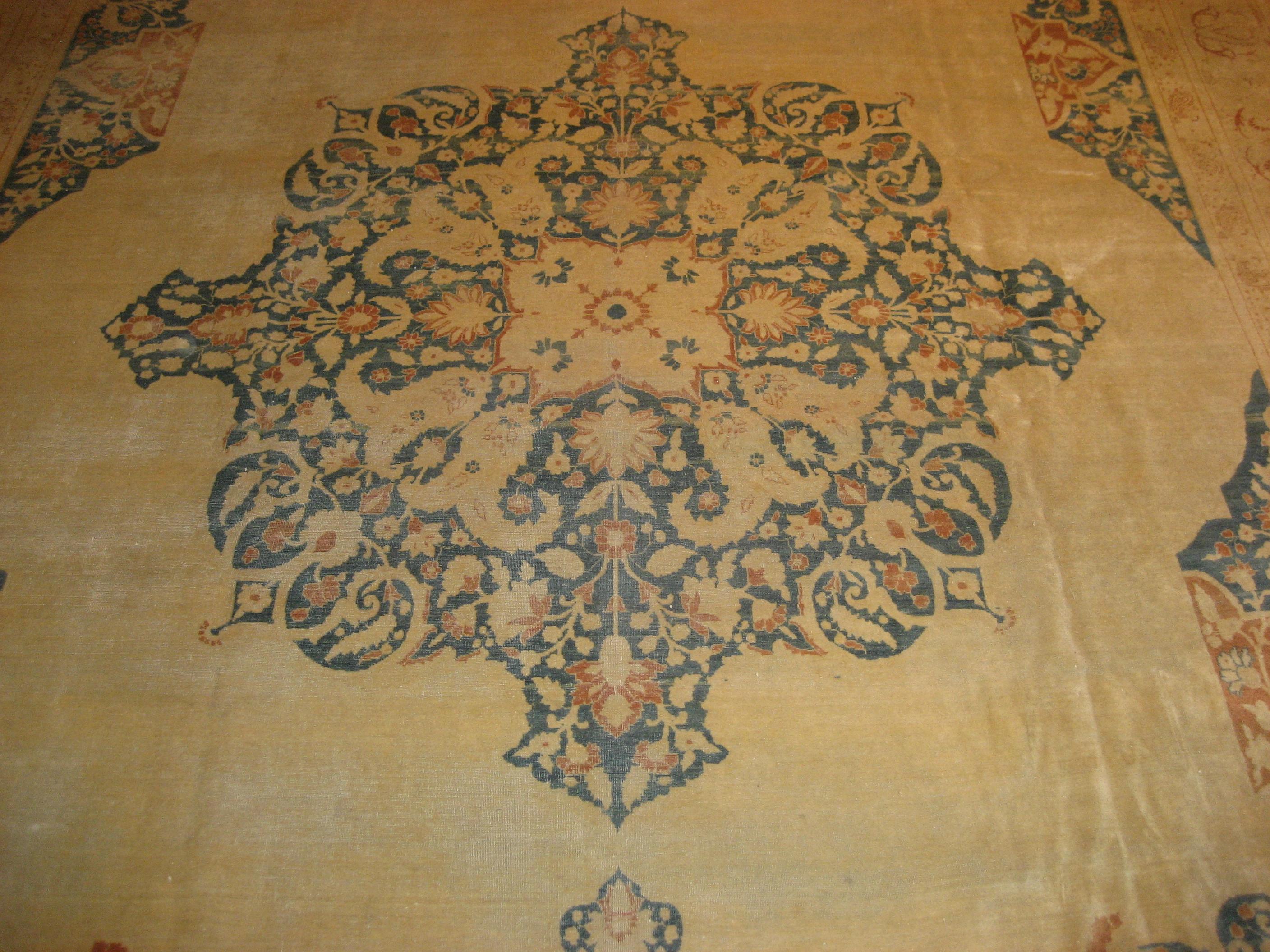 Hervorragender antiker Hadji-Jalili-Werkstattteppich aus Täbris in Butterscotch und Teal  (Spätes 19. Jahrhundert) im Angebot