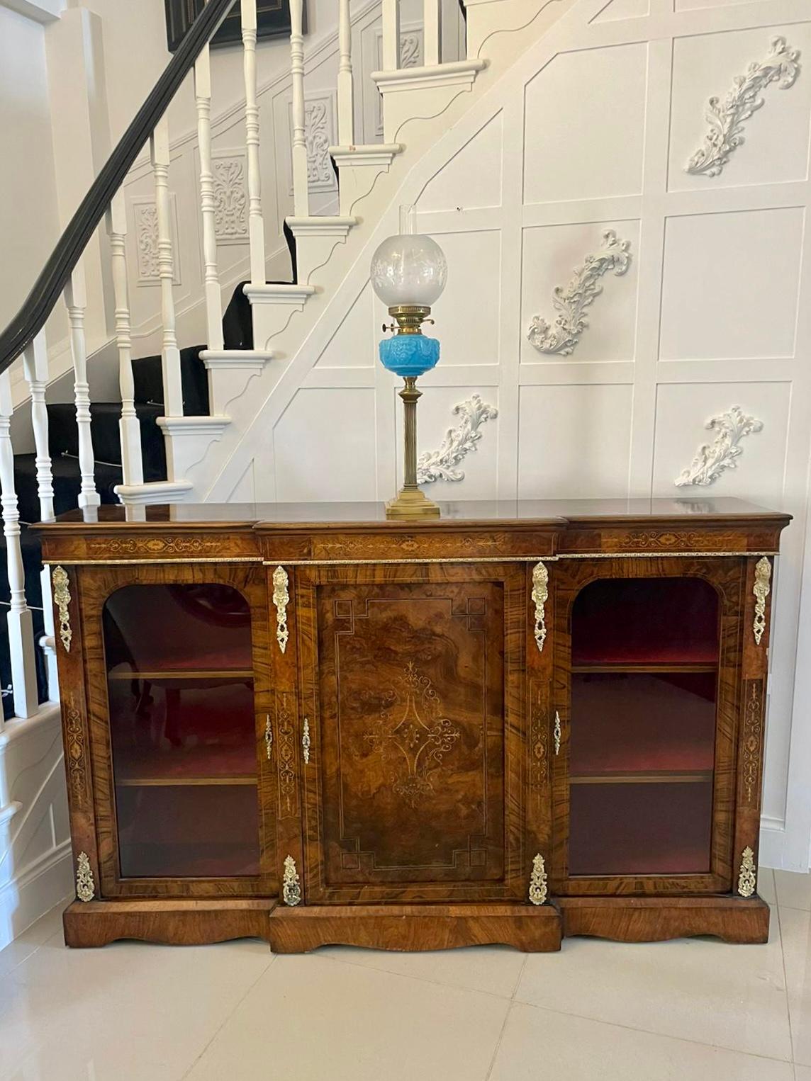 Outstanding antique Victorian brass Corinthian column oil lamp having a very pleasing stepped square base and reeded column. An attractive ornate blue font, duplex burner, pretty etched glass shade and original chimney.
 
A beautiful decorative 
