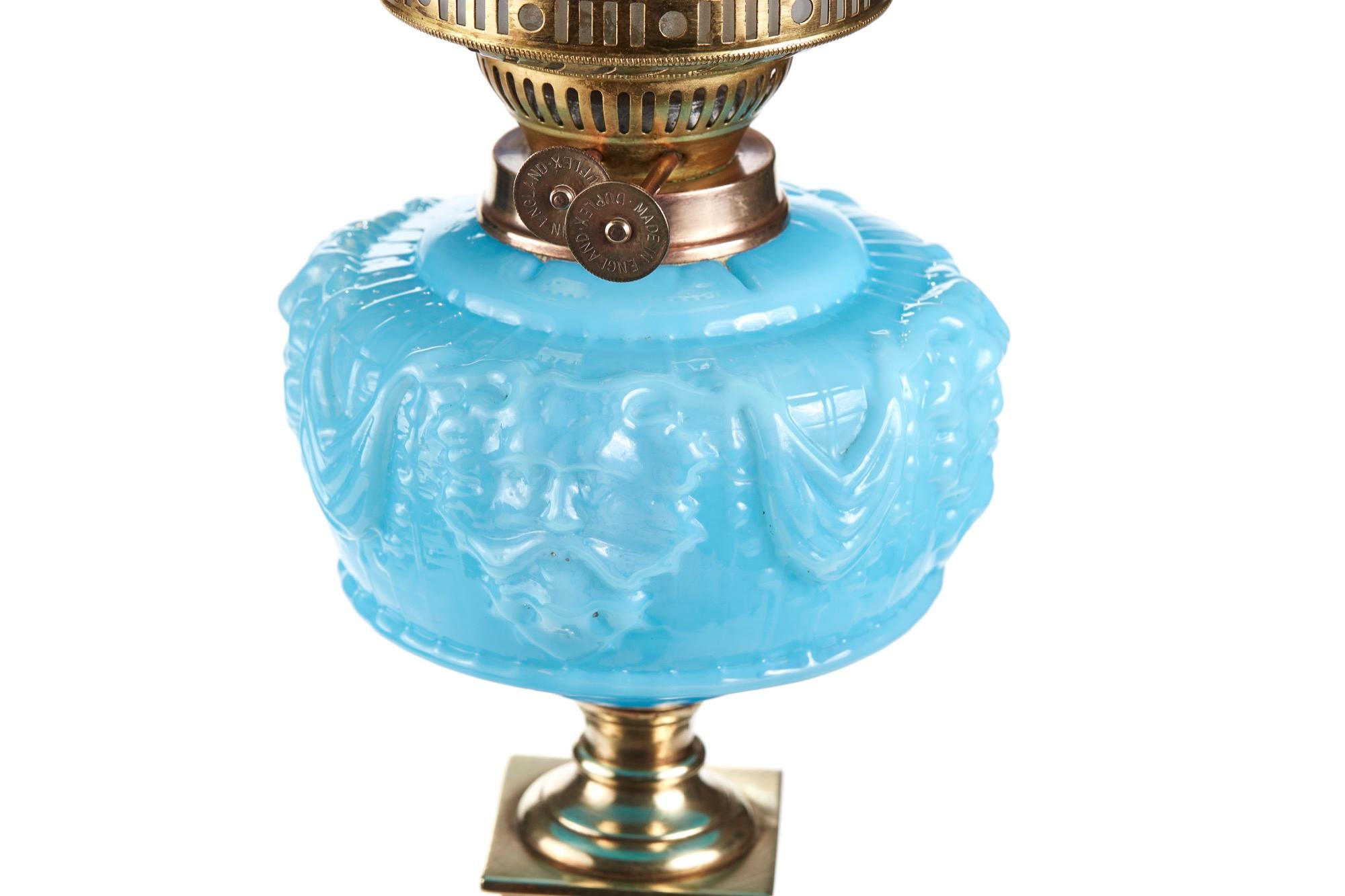 Outstanding Antique Victorian Brass Corinthian Column Oil Lamp (Europäisch) im Angebot