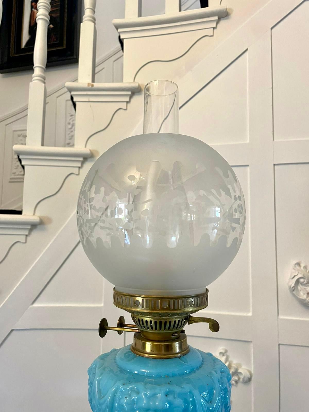 Milieu du XIXe siècle Remarquable lampe à huile victorienne ancienne à colonne corinthienne en laiton en vente