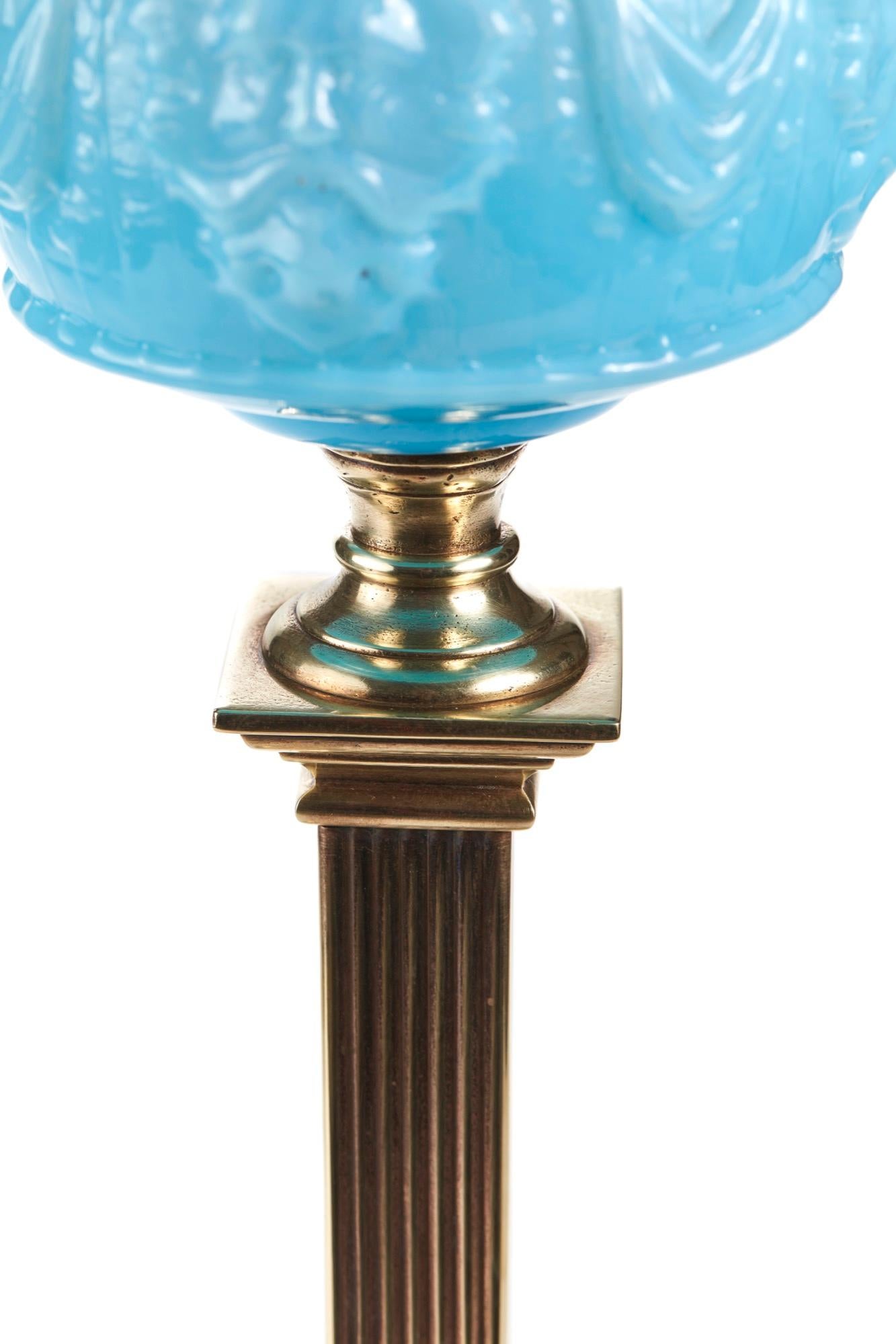 Outstanding Antique Victorian Brass Corinthian Column Oil Lamp (Messing) im Angebot