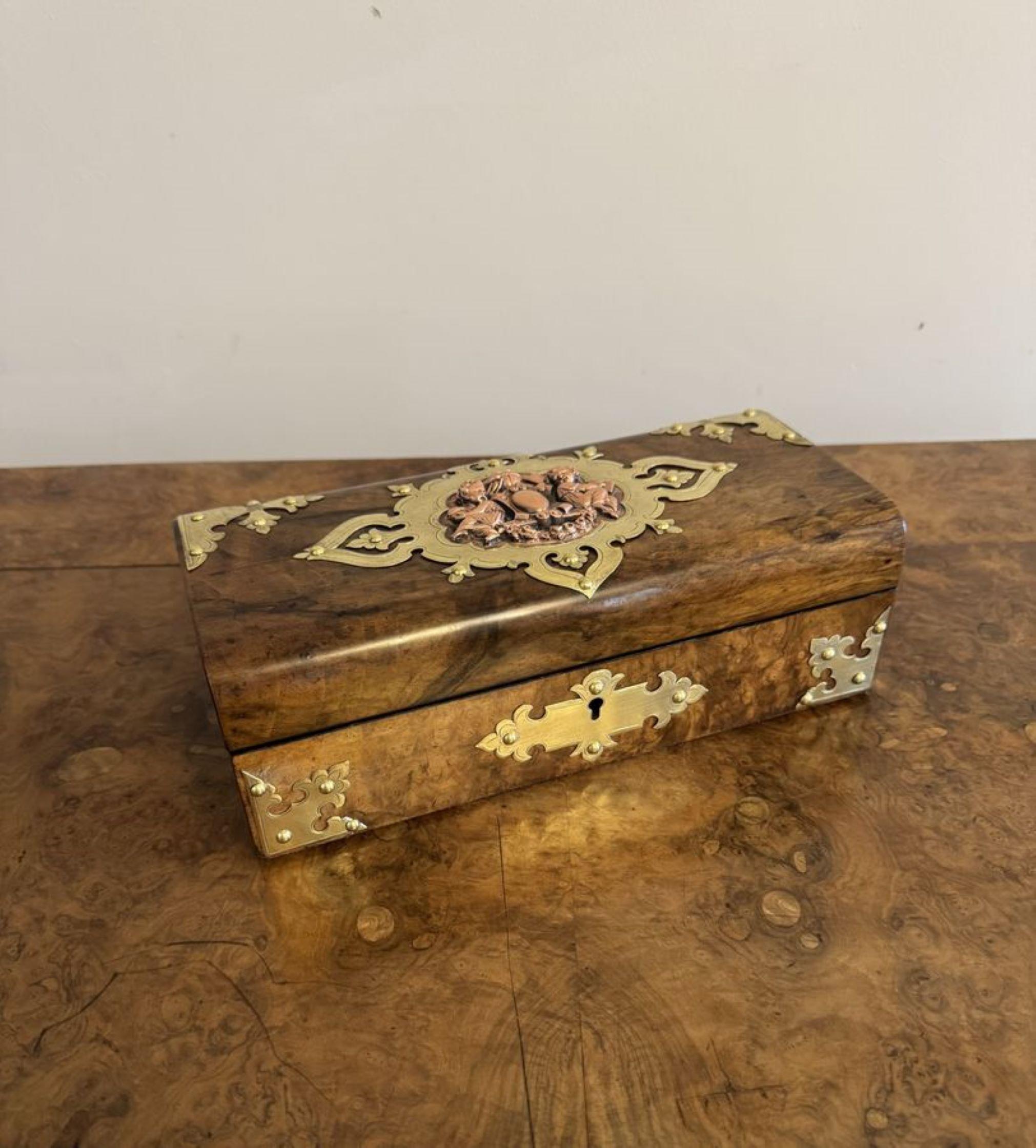 Magnifique boîte à bijoux victorienne ancienne en ronce de noyer et laiton Bon état - En vente à Ipswich, GB