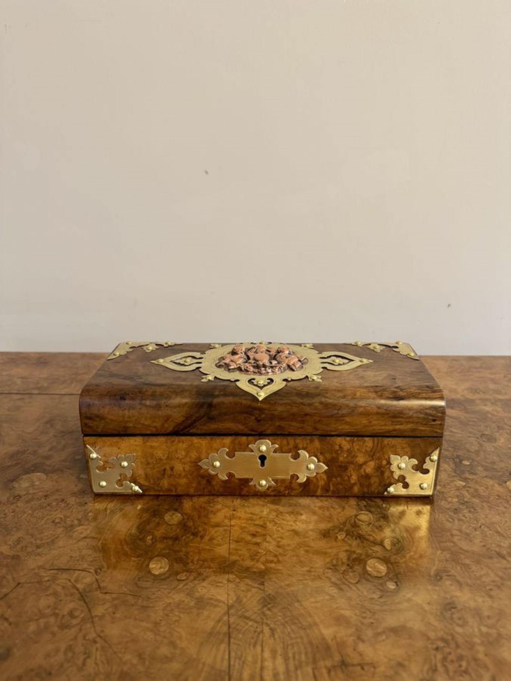 Laiton Magnifique boîte à bijoux victorienne ancienne en ronce de noyer et laiton en vente