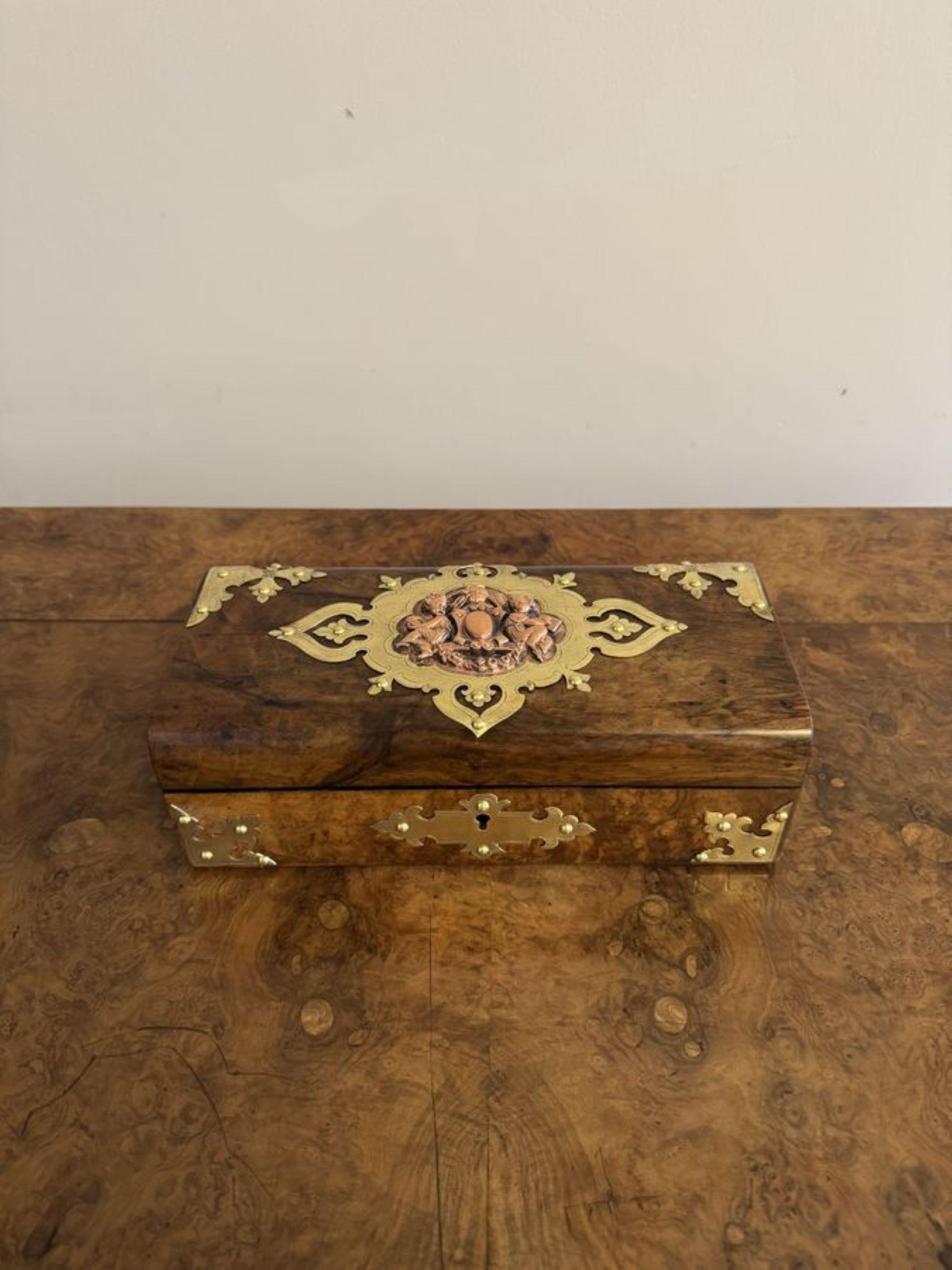 Magnifique boîte à bijoux victorienne ancienne en ronce de noyer et laiton en vente 1