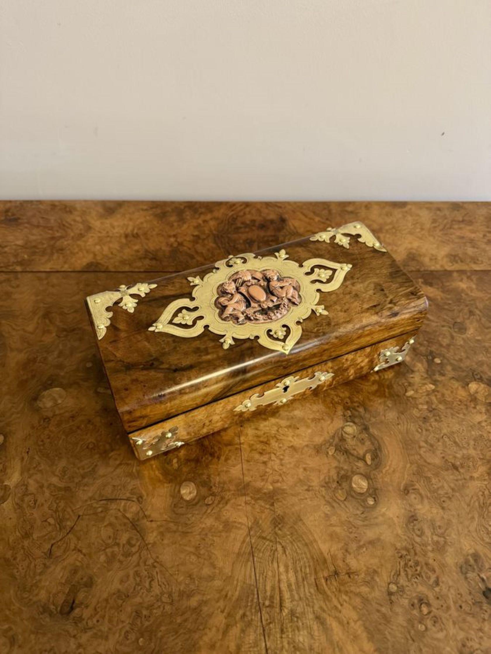 Magnifique boîte à bijoux victorienne ancienne en ronce de noyer et laiton en vente 2