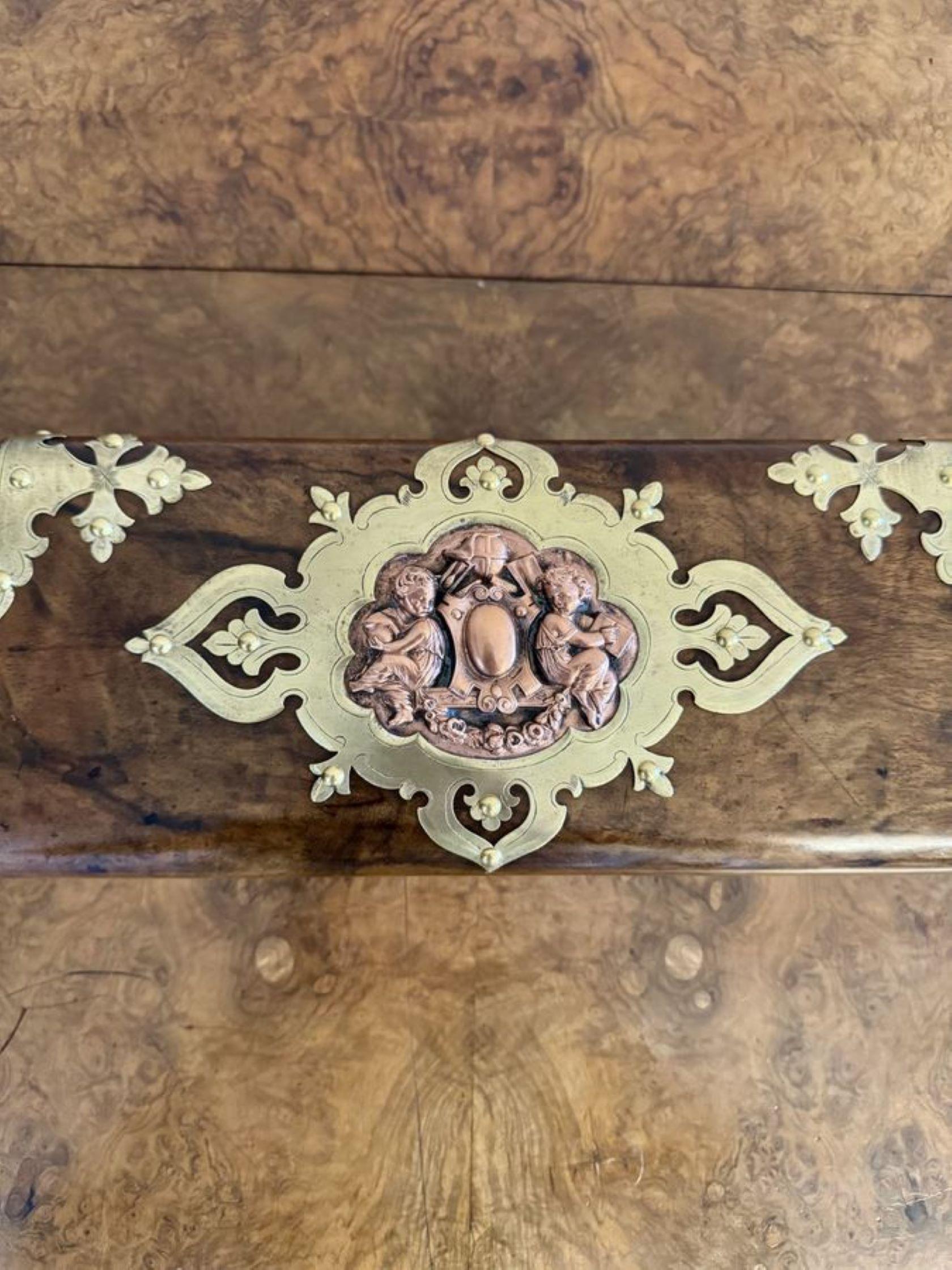 Magnifique boîte à bijoux victorienne ancienne en ronce de noyer et laiton en vente 3