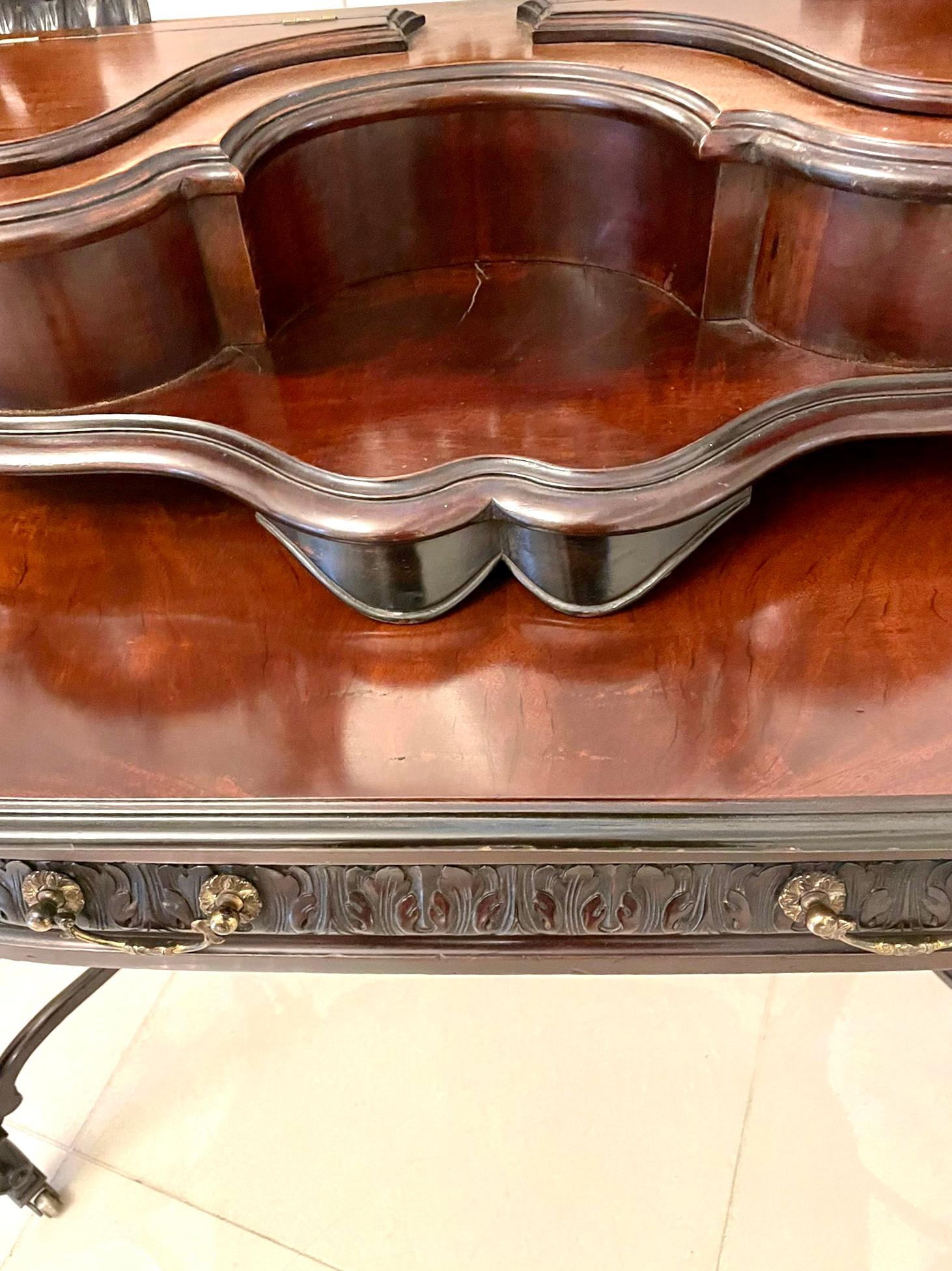 Remarquable table de toilette sur pied en acajou sculpté de l'époque victorienne, dotée d'un magnifique miroir pivotant réglable à cadre sculpté de qualité, orné de plumes du Prince de Galles sculptées dans la partie supérieure et soutenu par une