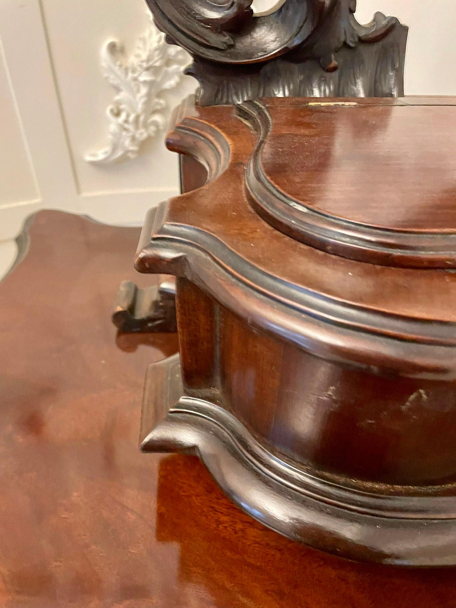 Acajou Remarquable commode de style victorien ancien en acajou sculpté sur pied