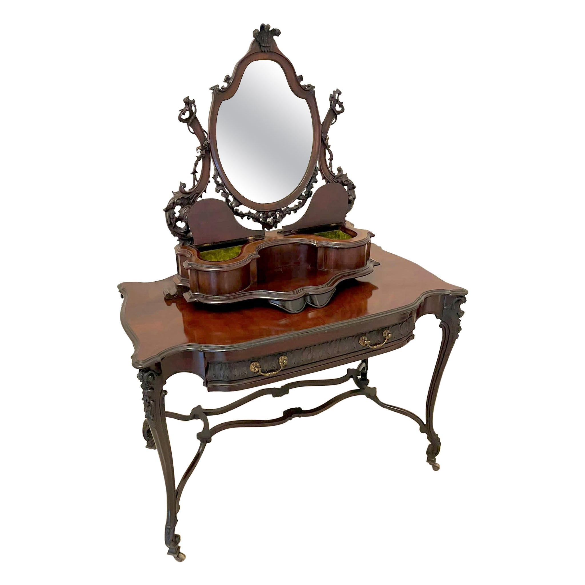 Remarquable commode de style victorien ancien en acajou sculpté sur pied