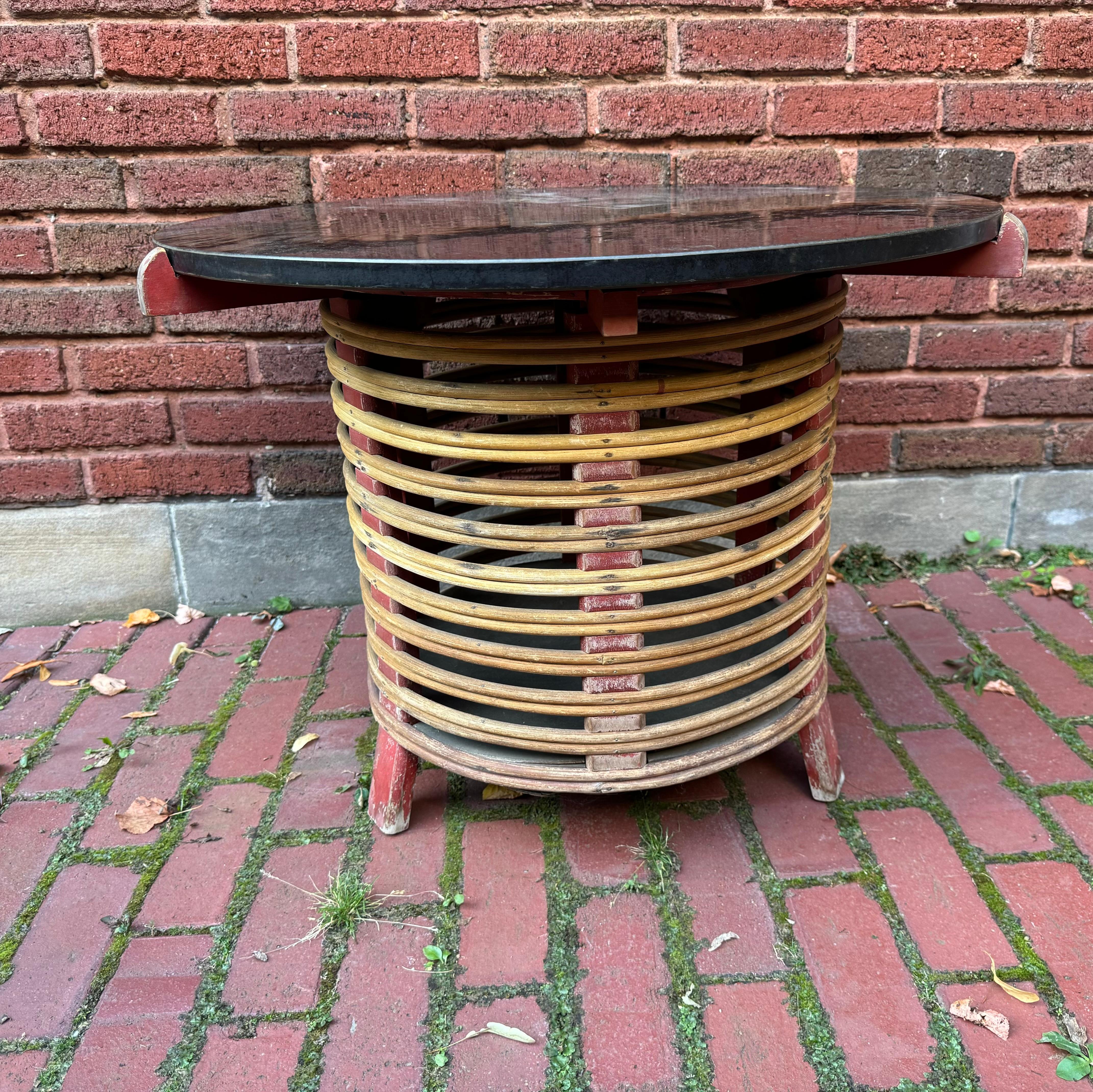 Hervorragende Art Deco Stick Wicker  Tisch mit Ablage  entworfen von Donald Deskey hergestellt von Ypsilanti Reed... Seltener Tisch, Erstaunliches Design,, Klassisches Art Deco /  bewahrt die ursprüngliche Oberfläche, Patina,, Überlegene Qualität