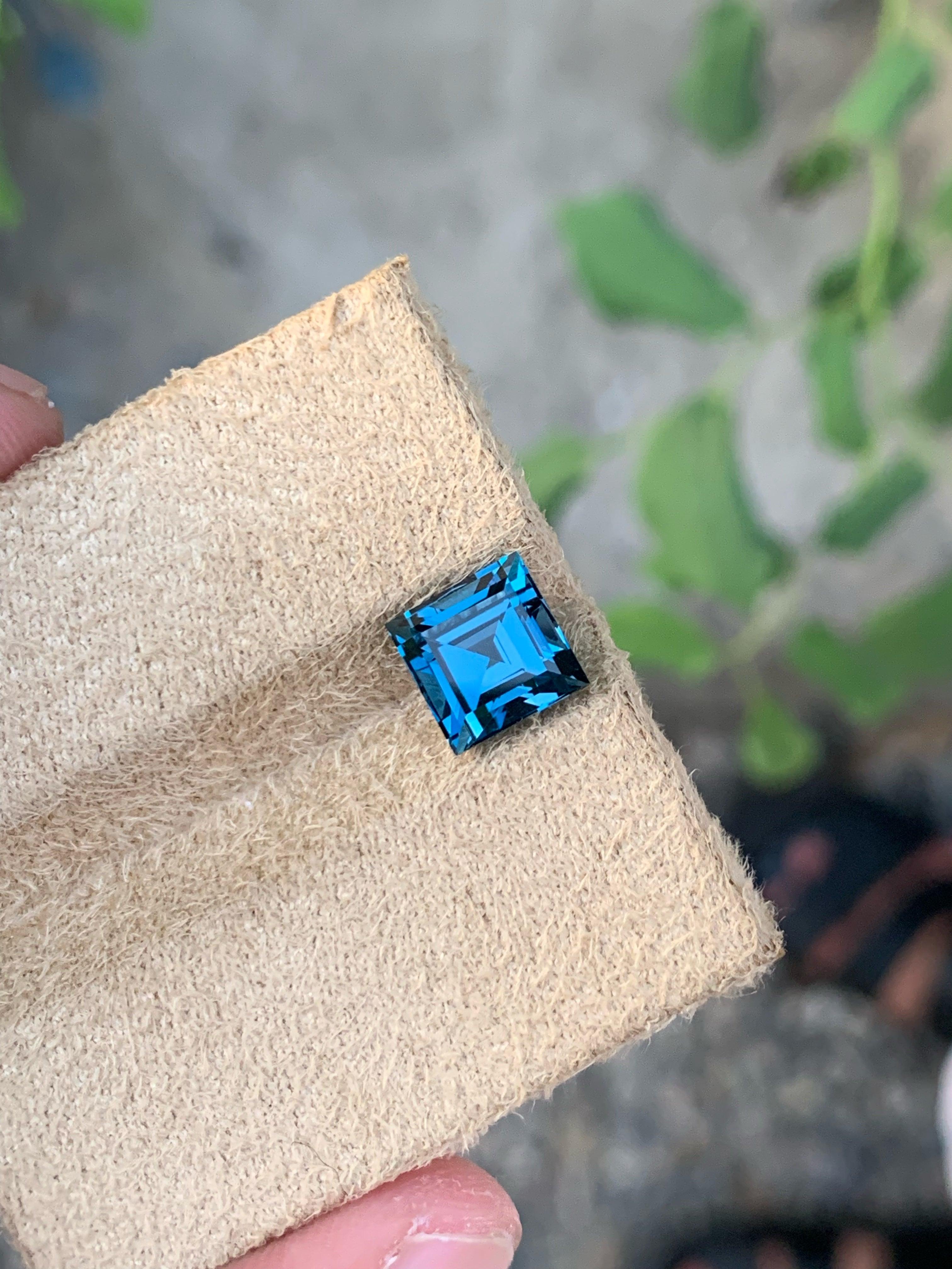 Herausragende Bright London Blue Topaz Edelstein von 3,60 Karat aus Madagaskar hat einen wunderbaren Schliff in einem Quadrat Form, unglaubliche blaue Farbe. Große Brillanz. Dieses Schmuckstück ist Loupe Clean  Klarheit. 

Informationen zum
