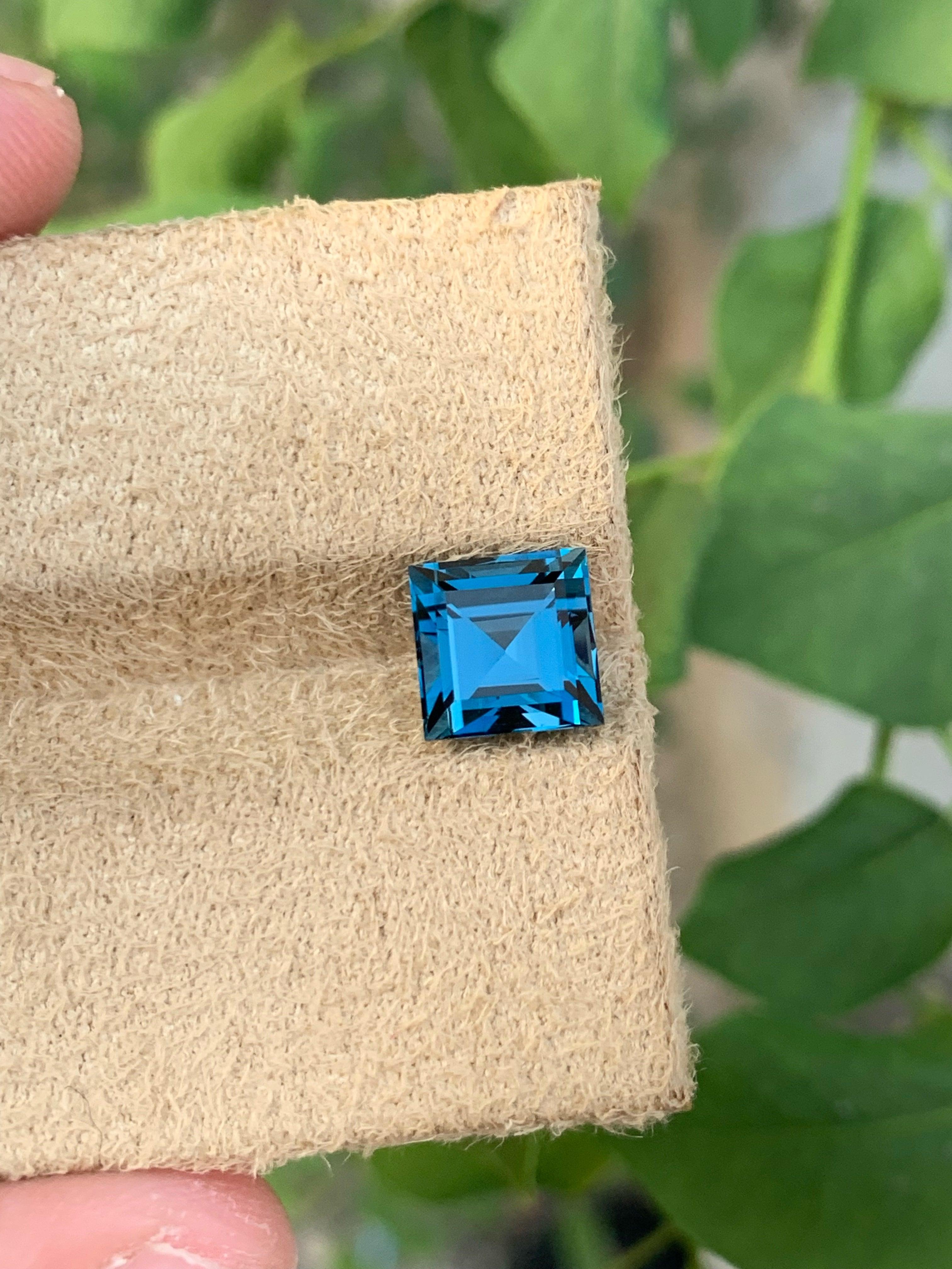 Outstanding Bright London Blue Topaz Gemstone 3.60 Carats Topazstone In New Condition For Sale In Bangkok, TH