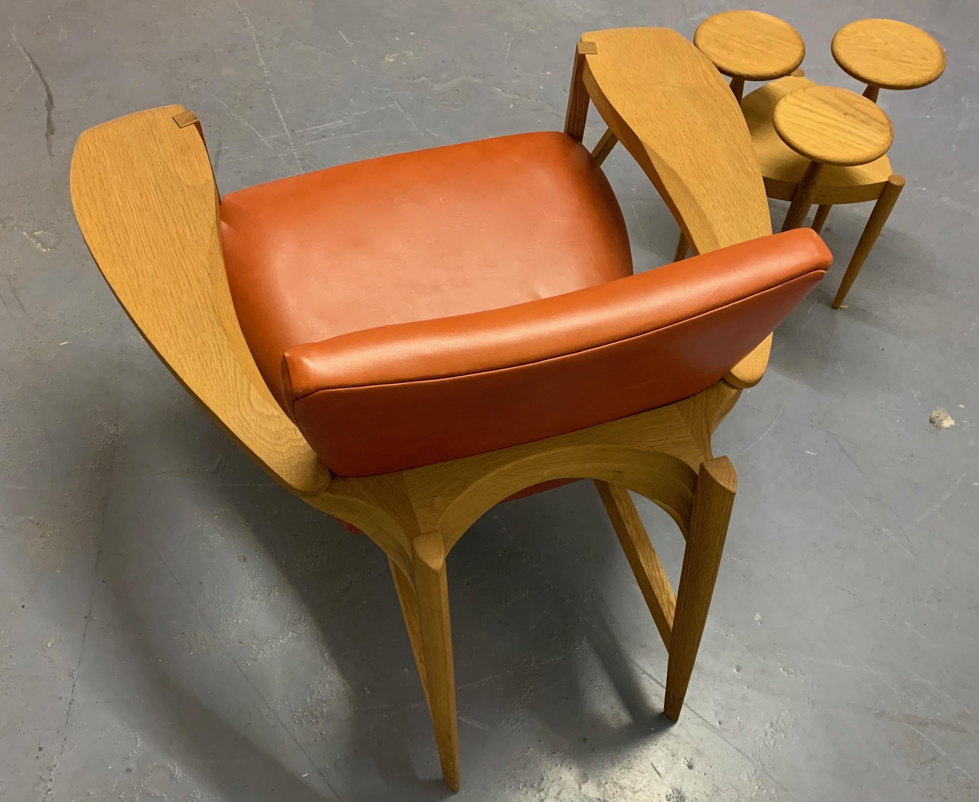 Erstaunlicher Loungesessel mit wunderbaren Linien. Ich besitze diesen Stuhl seit vielen Jahren, habe in vielen Archiven gesucht, habe aber immer noch keine Ahnung, wer ihn hergestellt hat.... Ich glaube, es handelt sich um einen in Dänemark