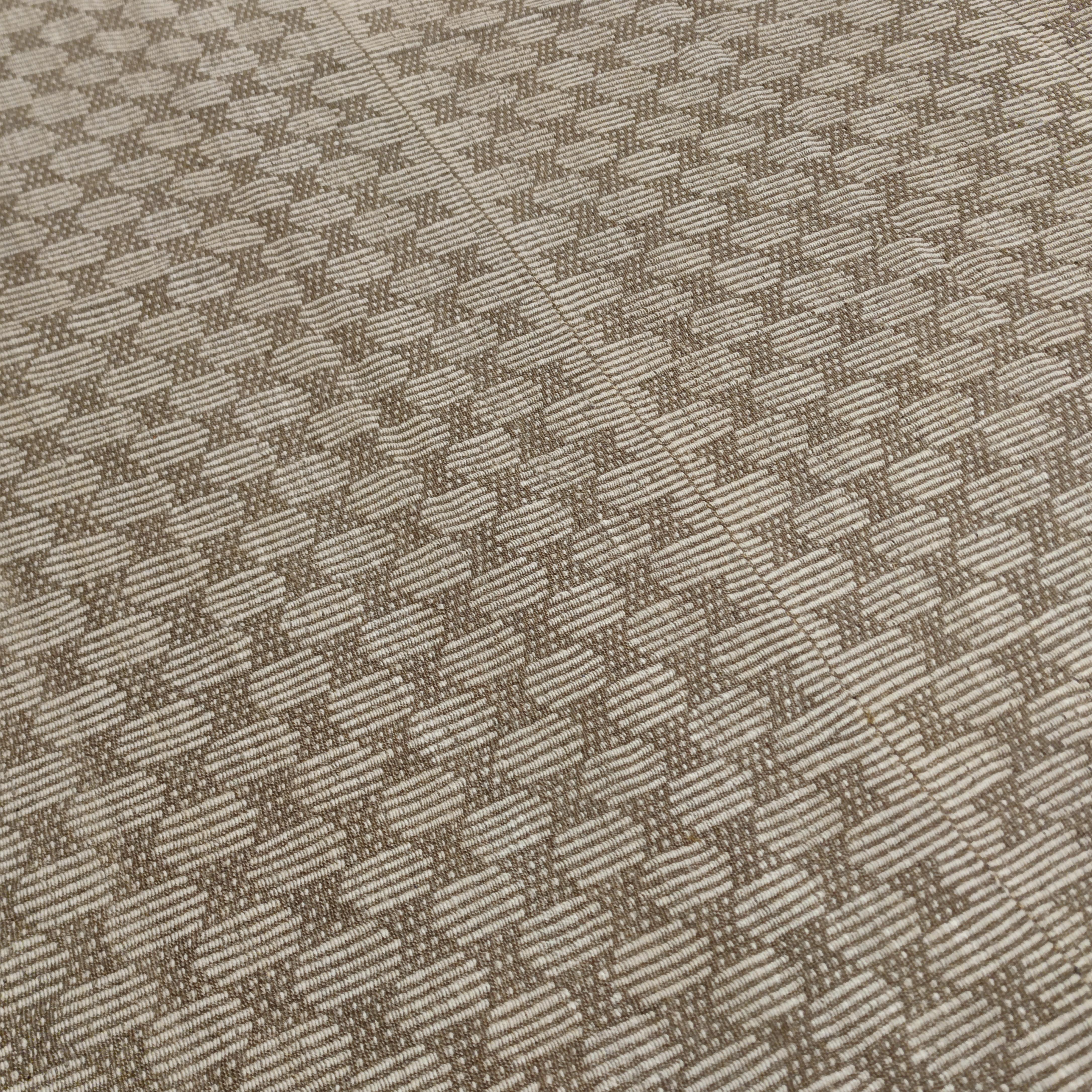 Outstanding Contemporary Taupe/Champagne Coloured Geometric Kilim Rug In New Condition For Sale In Milan, IT