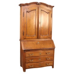 Escritorio de madera de nogal con librería de la época francesa de 1780