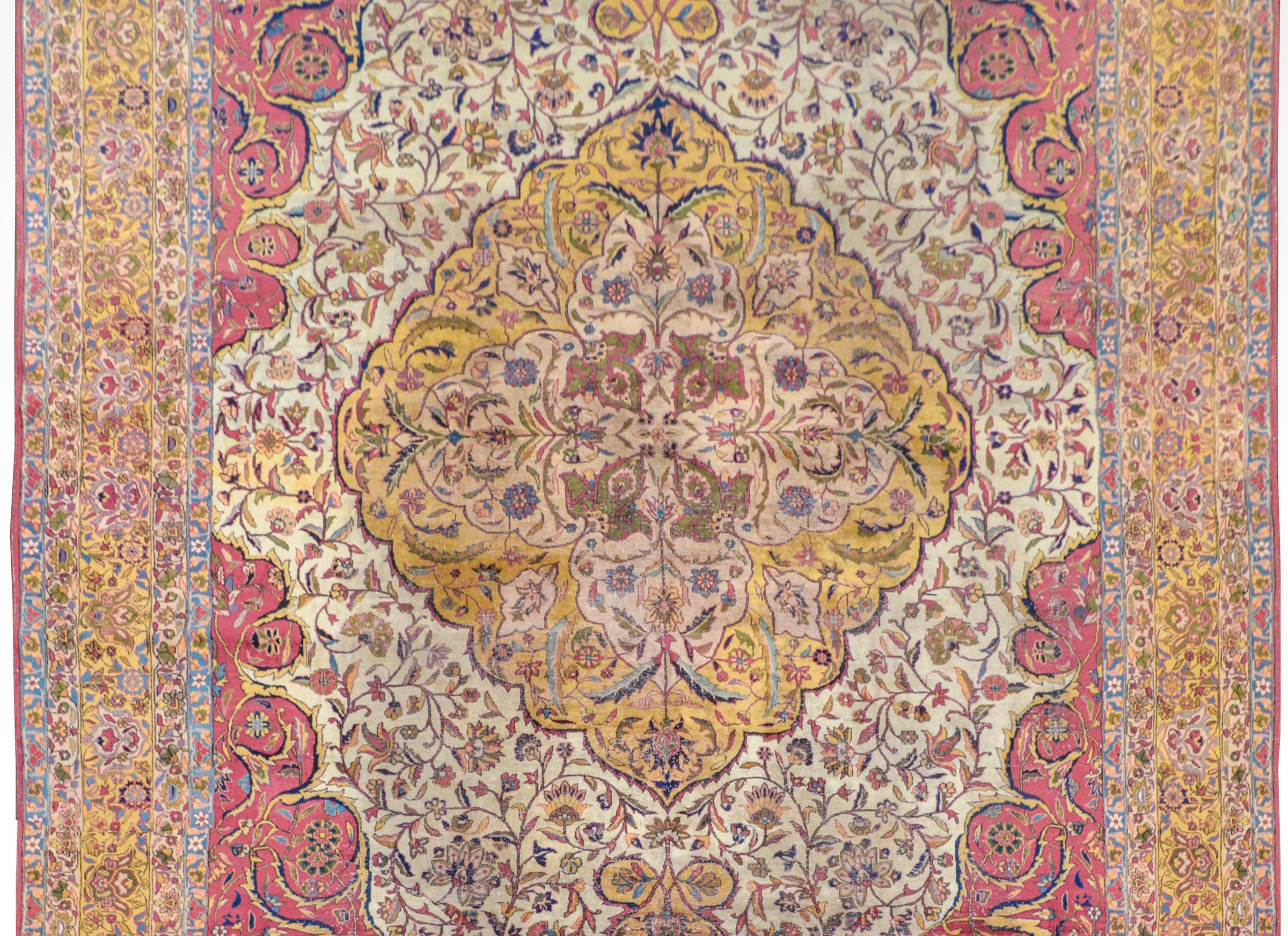 Ein hervorragender persischer Agra-Teppich aus dem frühen 20. Jahrhundert mit einem kunstvollen Blumenmedaillon, das in unzähligen Farben auf Goldgrund gewebt ist und auf einem Feld mit Ranken und Blumen auf cremefarbenem Hintergrund steht. Die
