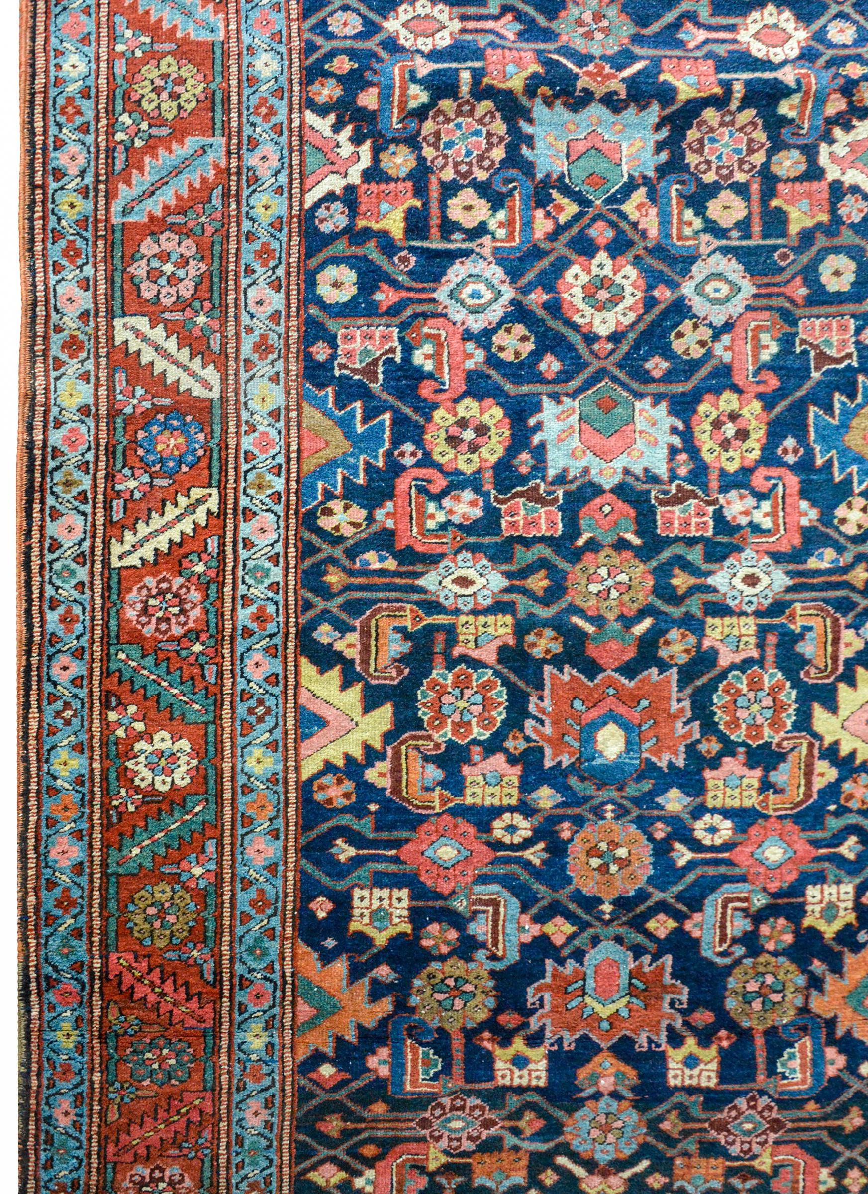 Perse Remarquable tapis de couloir Heriz du début du XXe siècle en vente