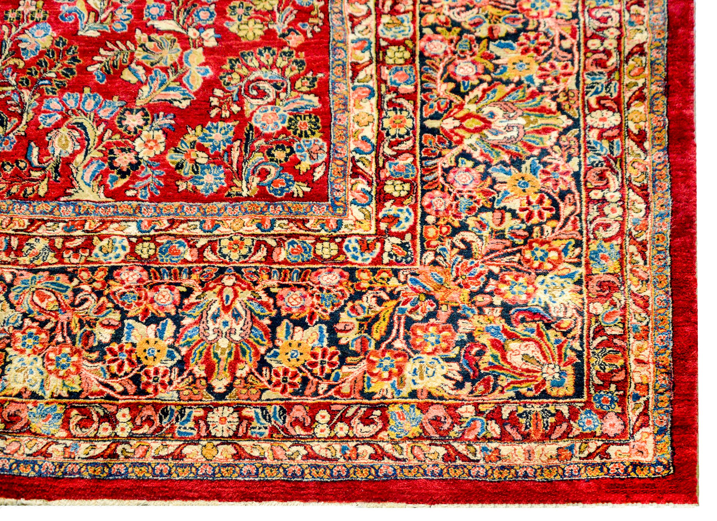 Outstanding Early 20th Century Sarouk Rug In Good Condition For Sale In Chicago, IL