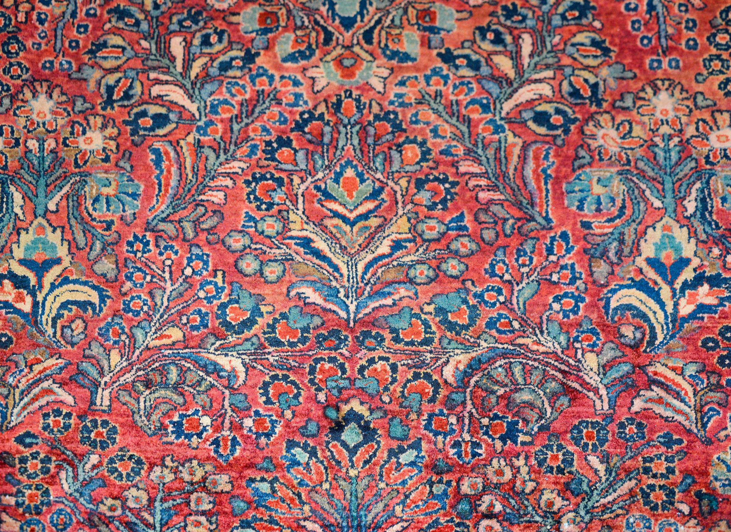 Outstanding Early 20th Century Sarouk Rug In Good Condition For Sale In Chicago, IL